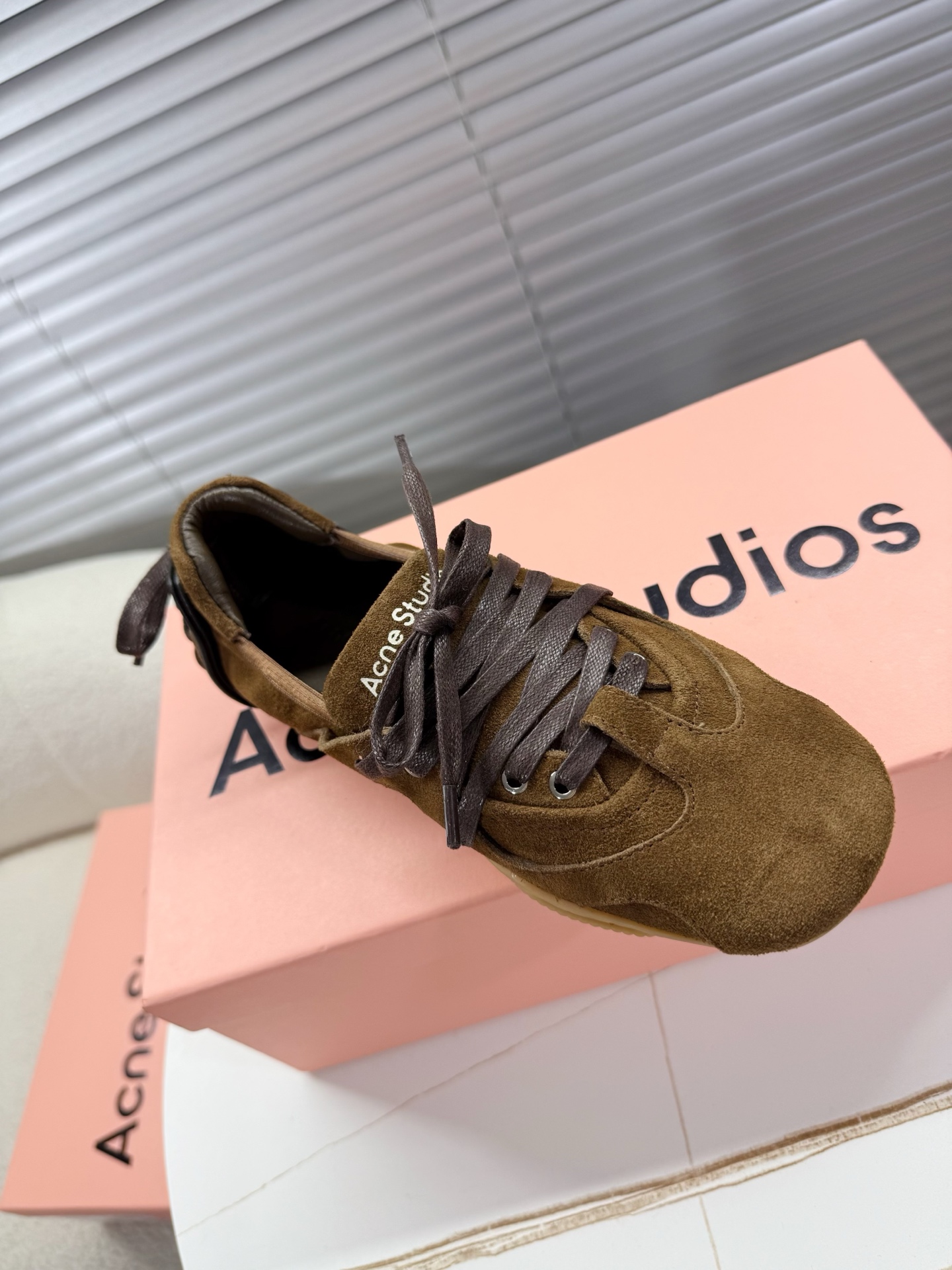 Acne Studios’ Stylish Ballet Shoes: Quality Leather, Unique Design, and Comfort. - 图片 7