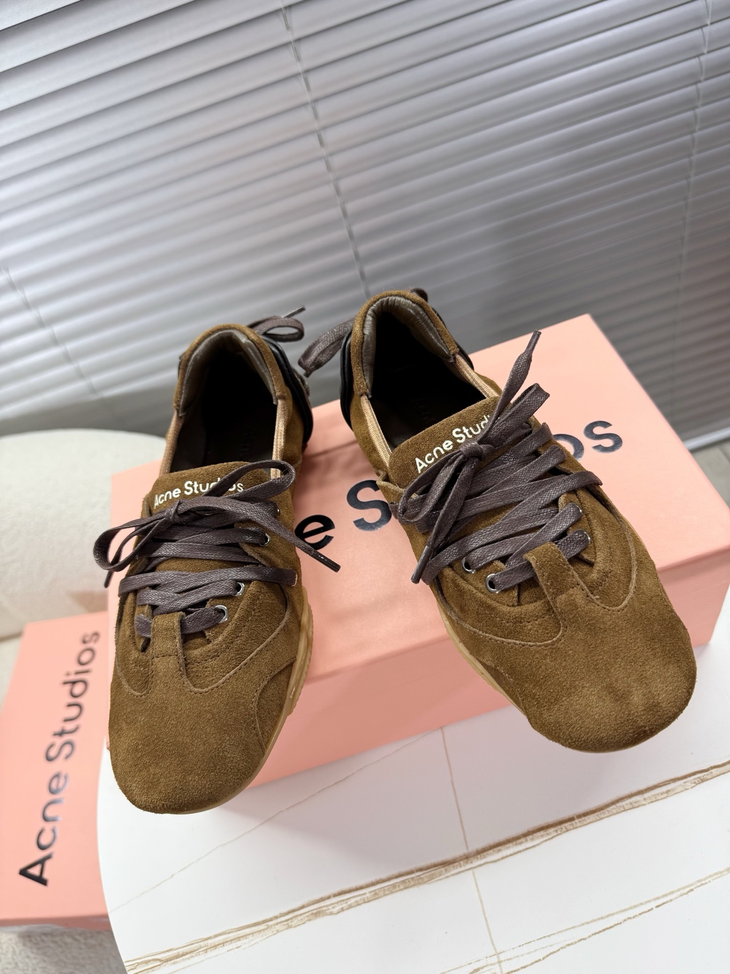 Acne Studios’ Stylish Ballet Shoes: Quality Leather, Unique Design, and Comfort. - 图片 1