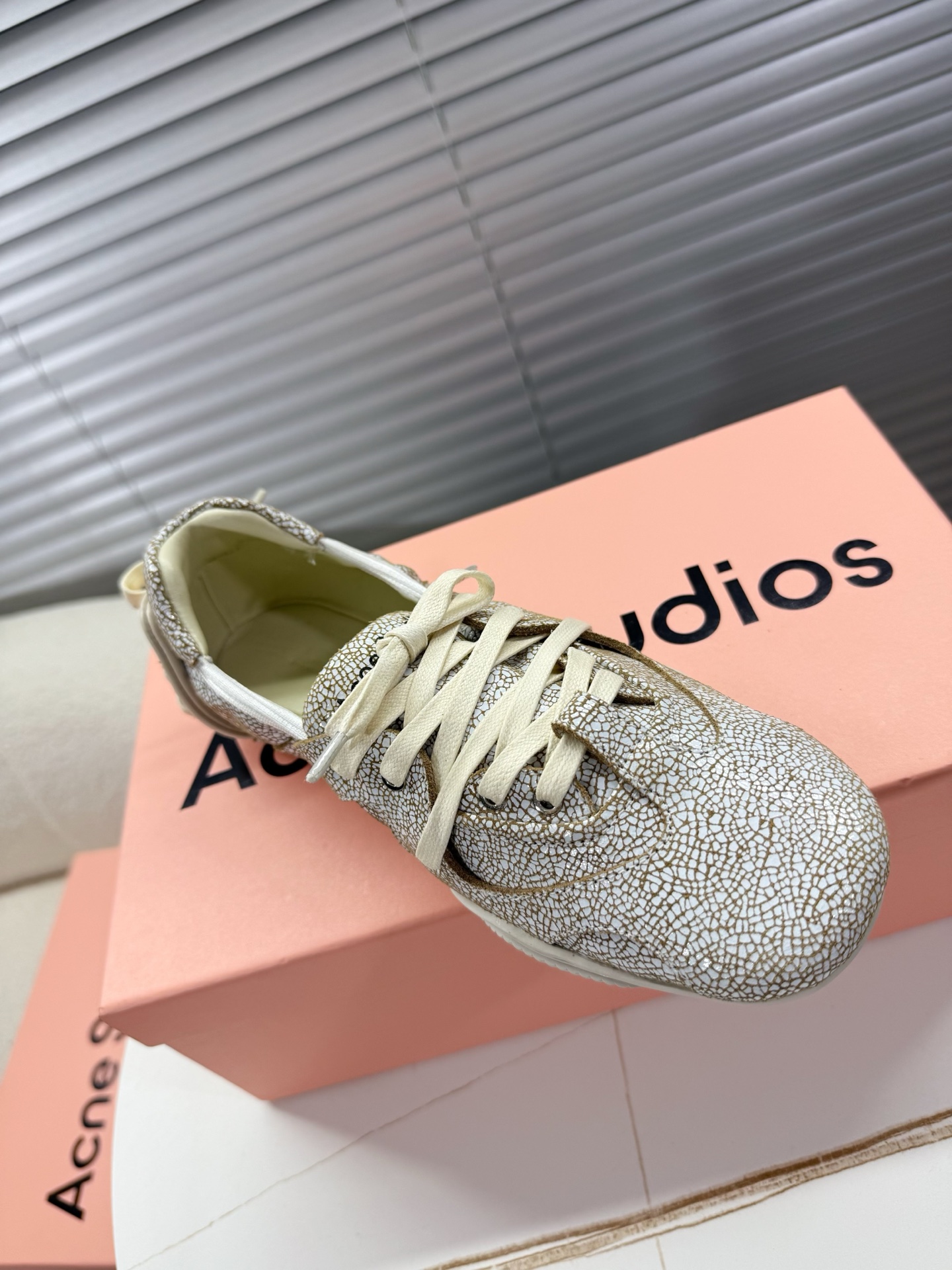 Acne Studios’ Stylish Ballet Shoes: Quality Fabrics and Unique Design. - 图片 7