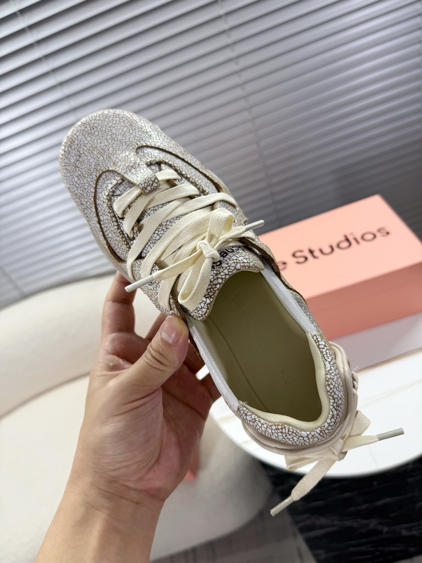 Acne Studios’ Stylish Ballet Shoes: Quality Fabrics and Unique Design. - 图片 9