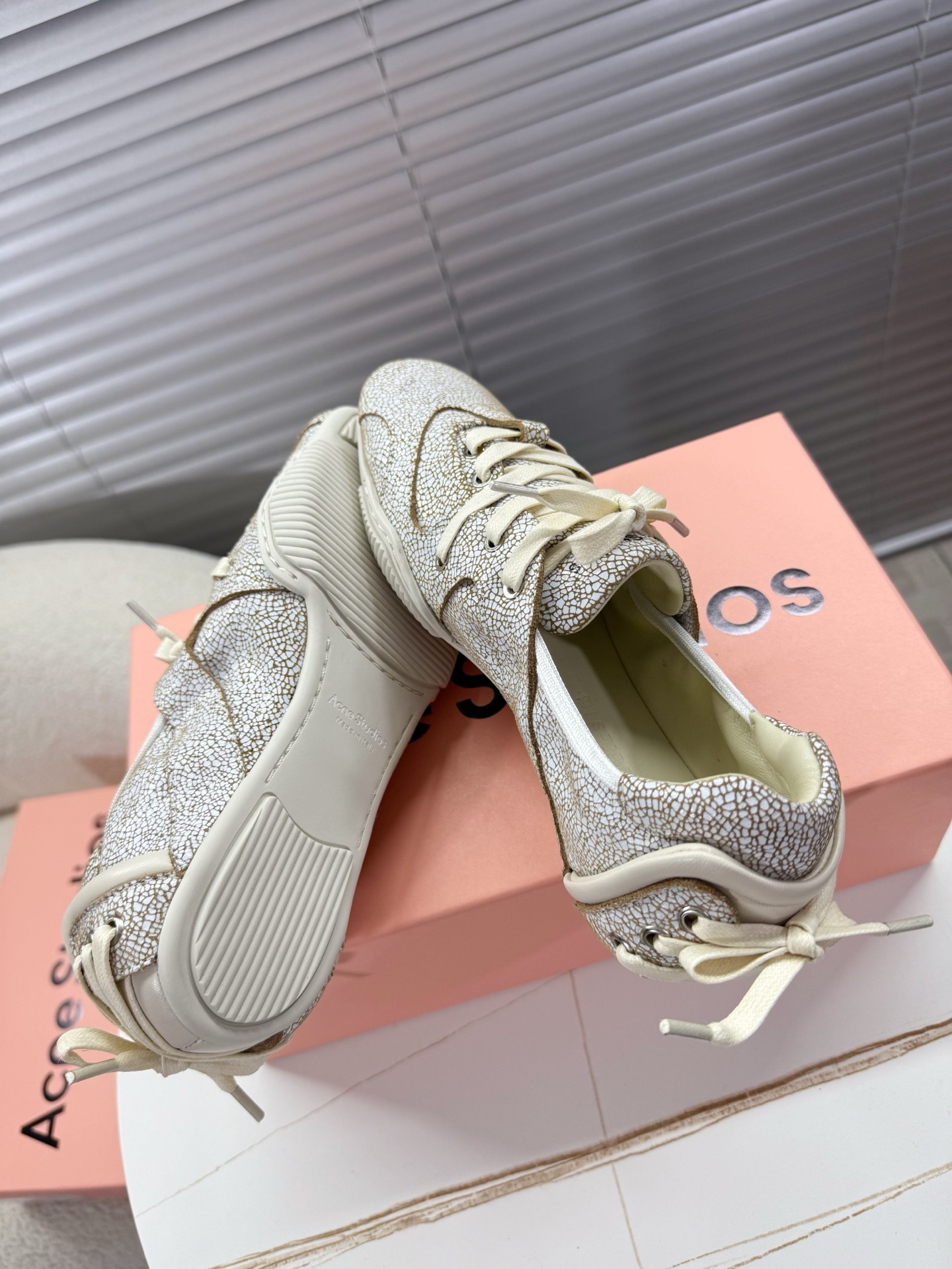 Acne Studios’ Stylish Ballet Shoes: Quality Fabrics and Unique Design. - 图片 3