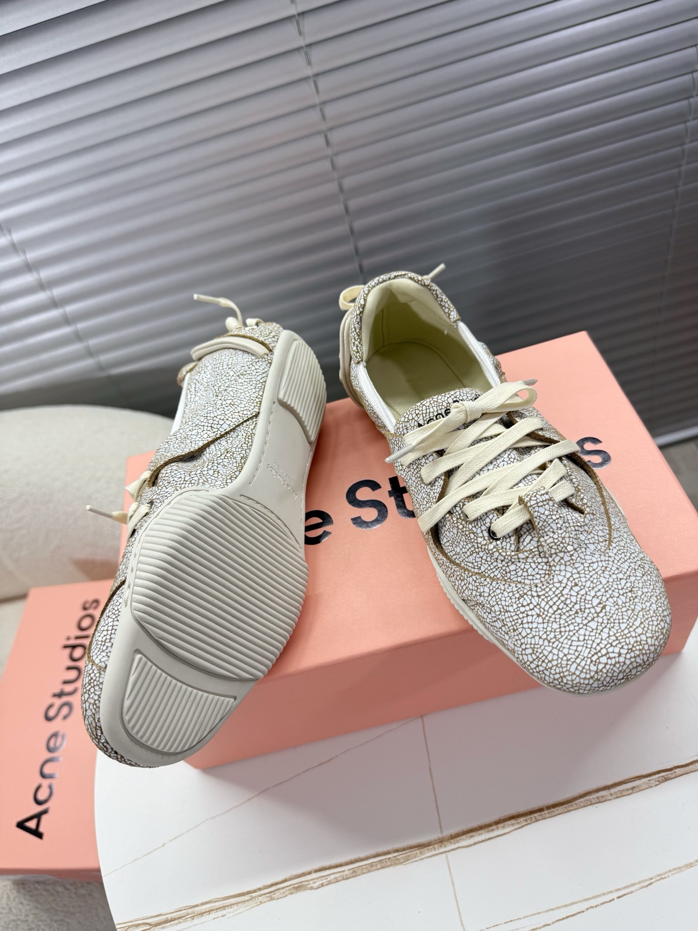 Acne Studios’ Stylish Ballet Shoes: Quality Fabrics and Unique Design. - 图片 2