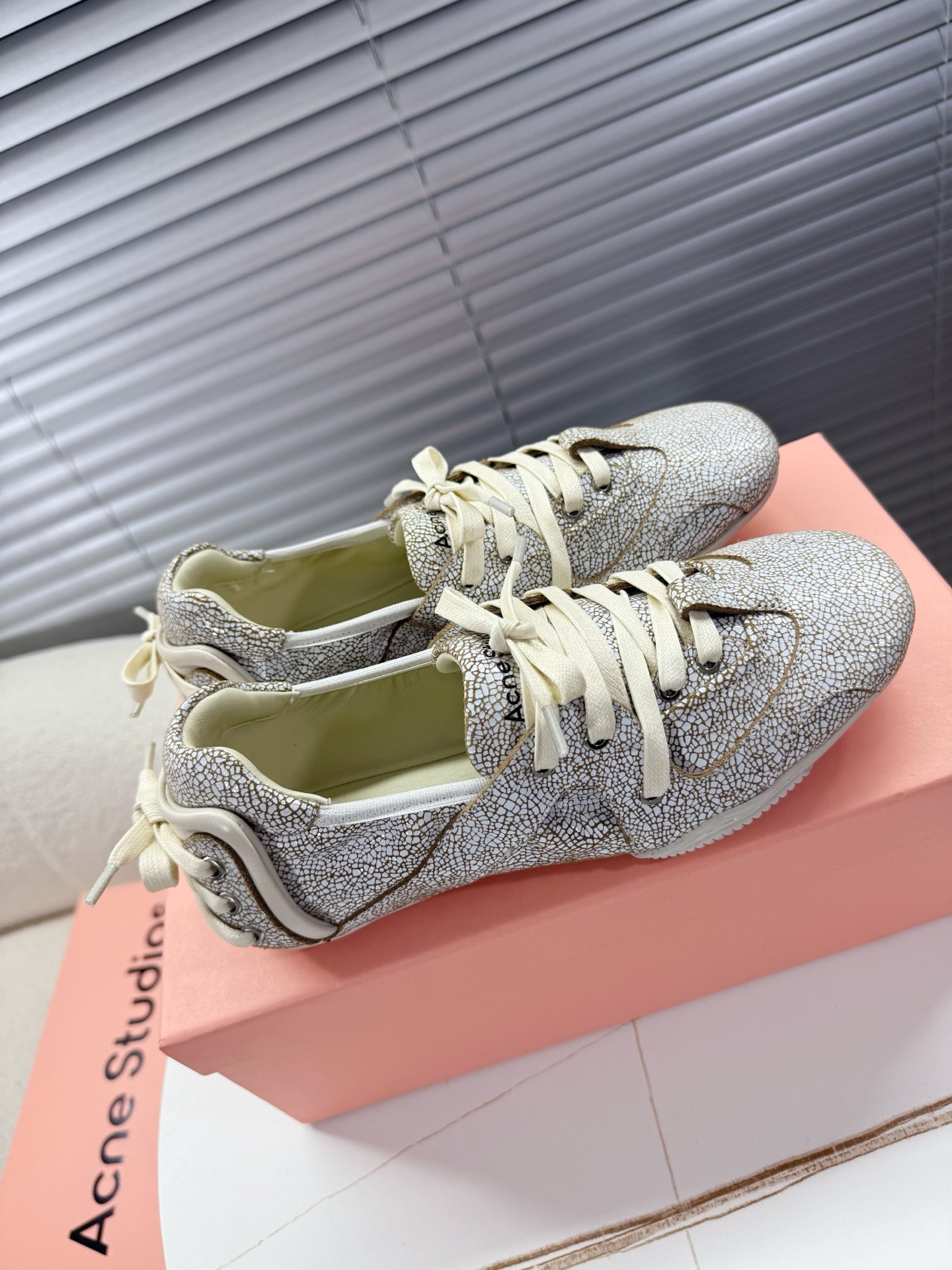 Acne Studios’ Stylish Ballet Shoes: Quality Fabrics and Unique Design. - 图片 6