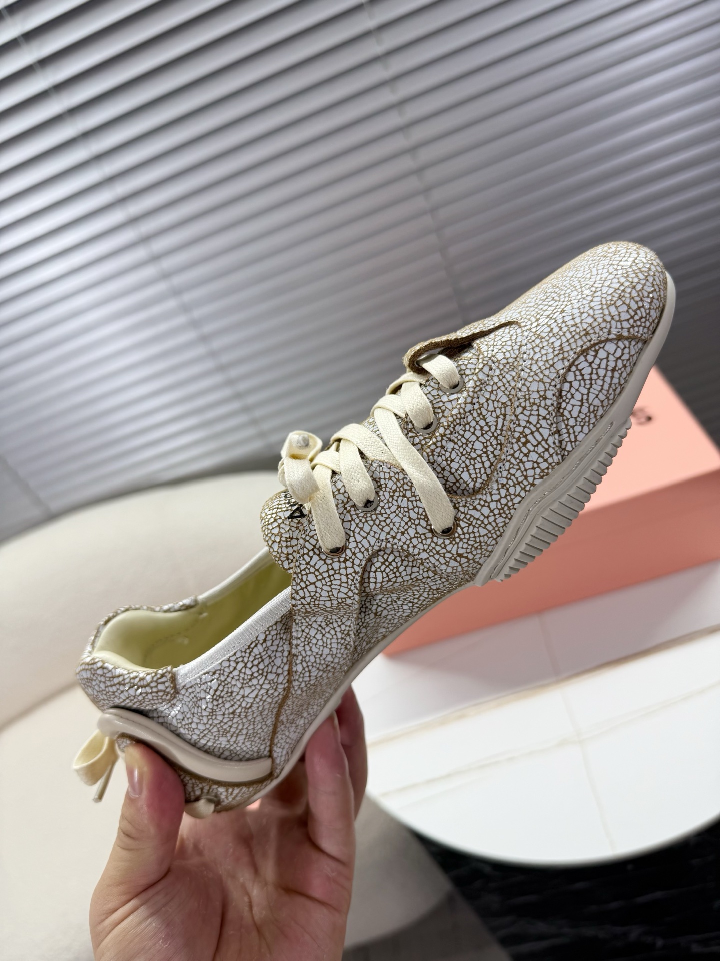 Acne Studios’ Stylish Ballet Shoes: Quality Fabrics and Unique Design. - 图片 8