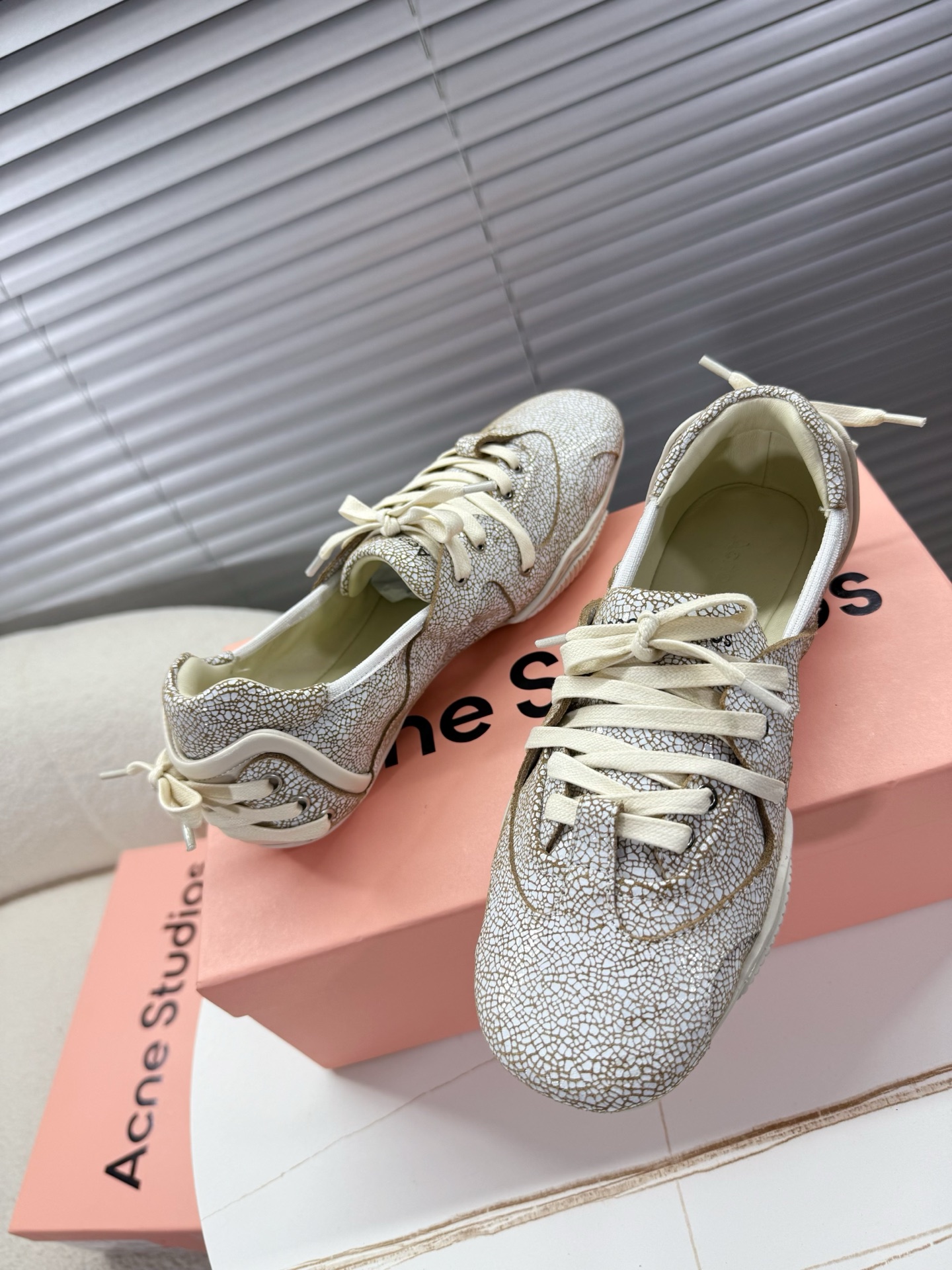 Acne Studios’ Stylish Ballet Shoes: Quality Fabrics and Unique Design. - 图片 5