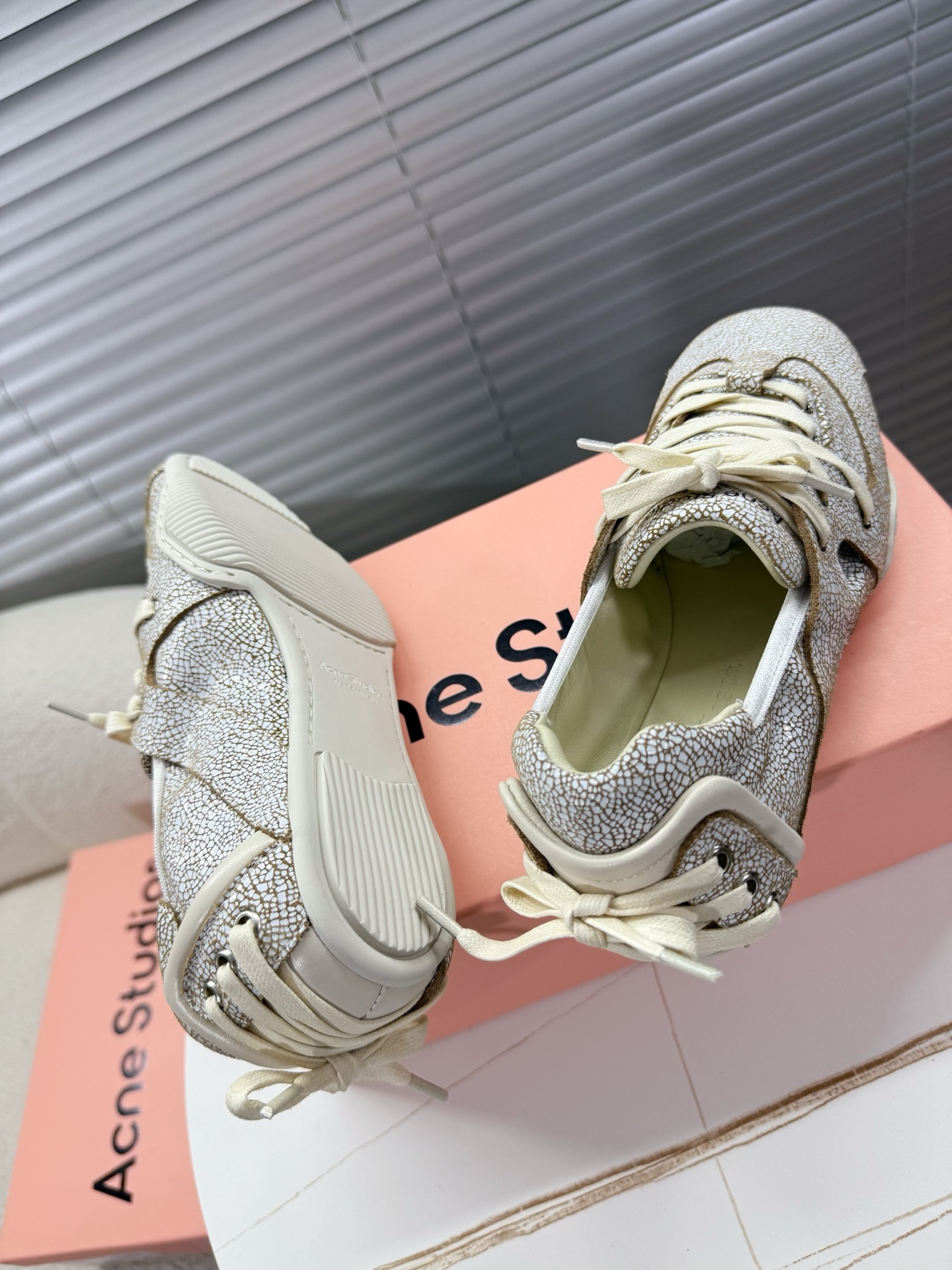 Acne Studios’ Stylish Ballet Shoes: Quality Fabrics and Unique Design. - 图片 4