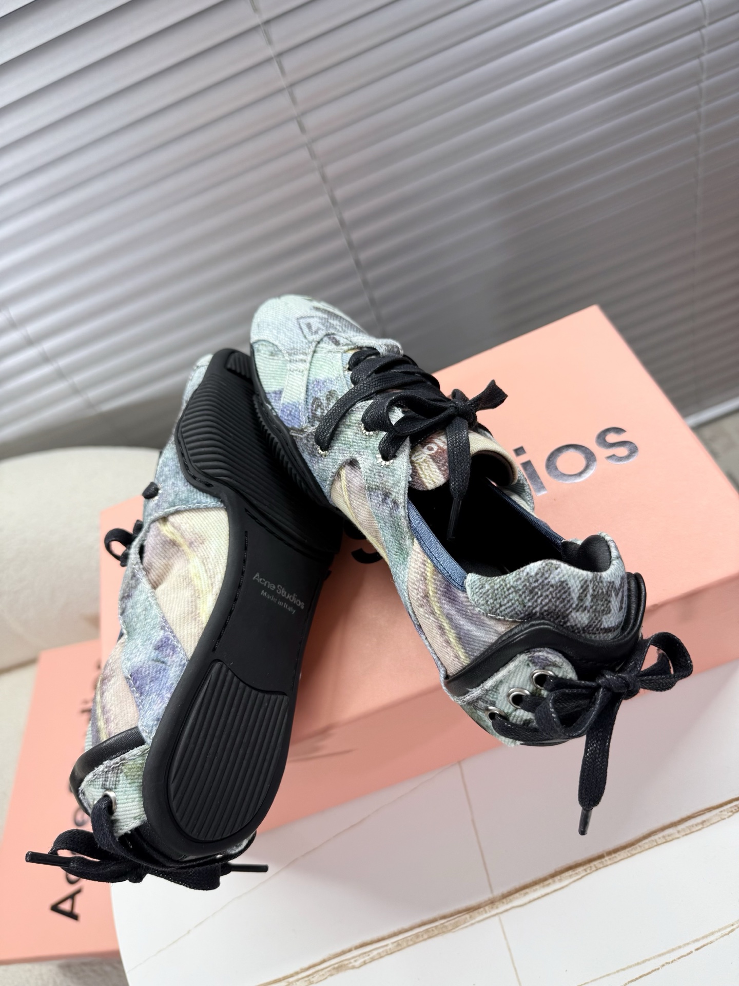 Acne Studios: Stylish Ballet Shoes with Unique Materials and Design - 图片 3