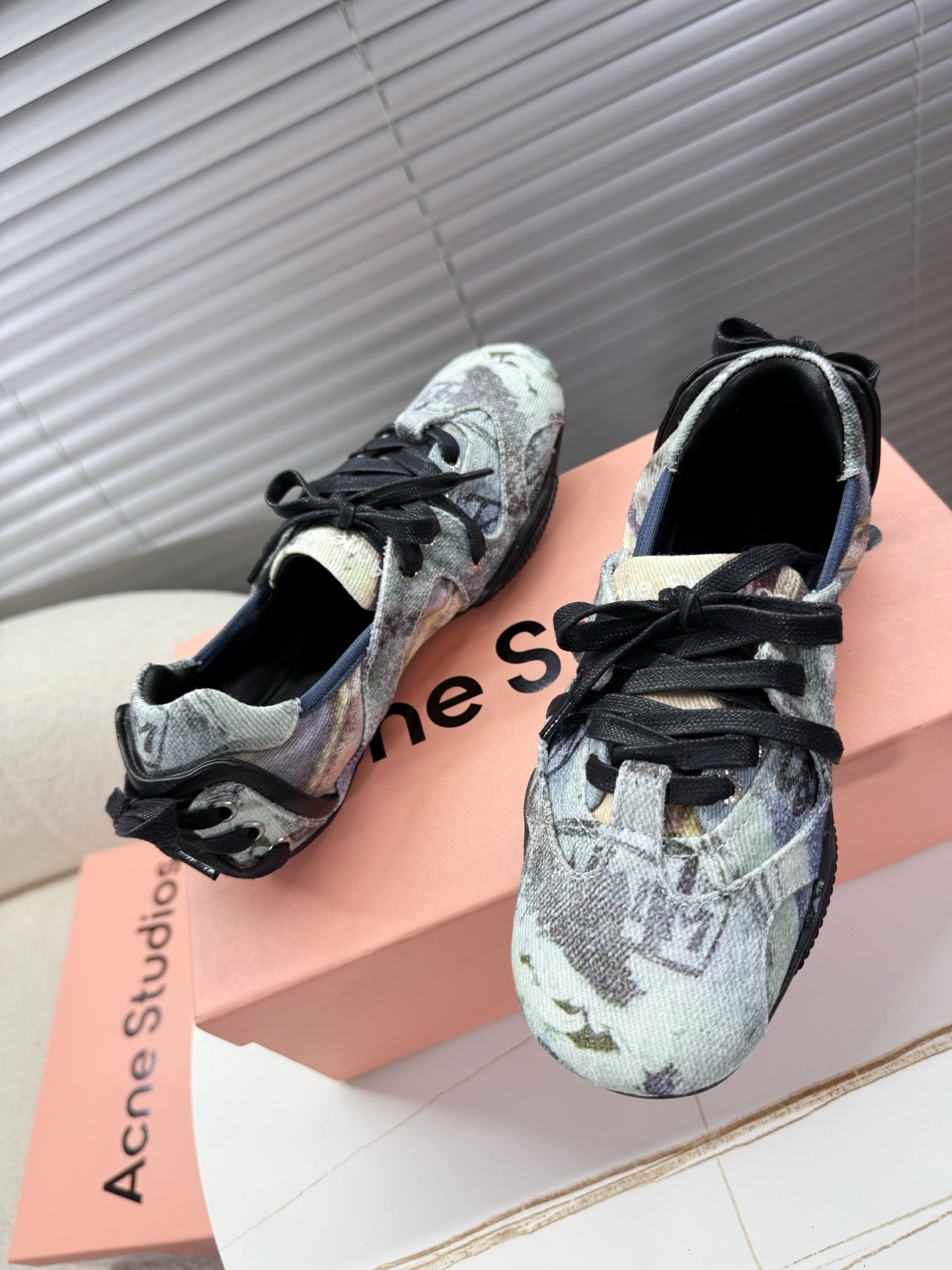 Acne Studios: Stylish Ballet Shoes with Unique Materials and Design - 图片 5