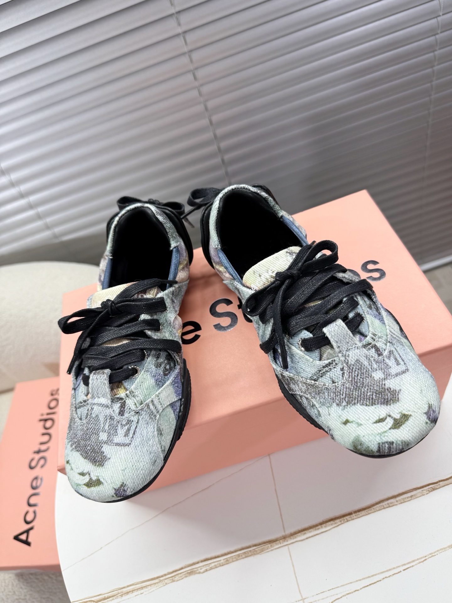 Acne Studios: Stylish Ballet Shoes with Unique Materials and Design - 图片 1