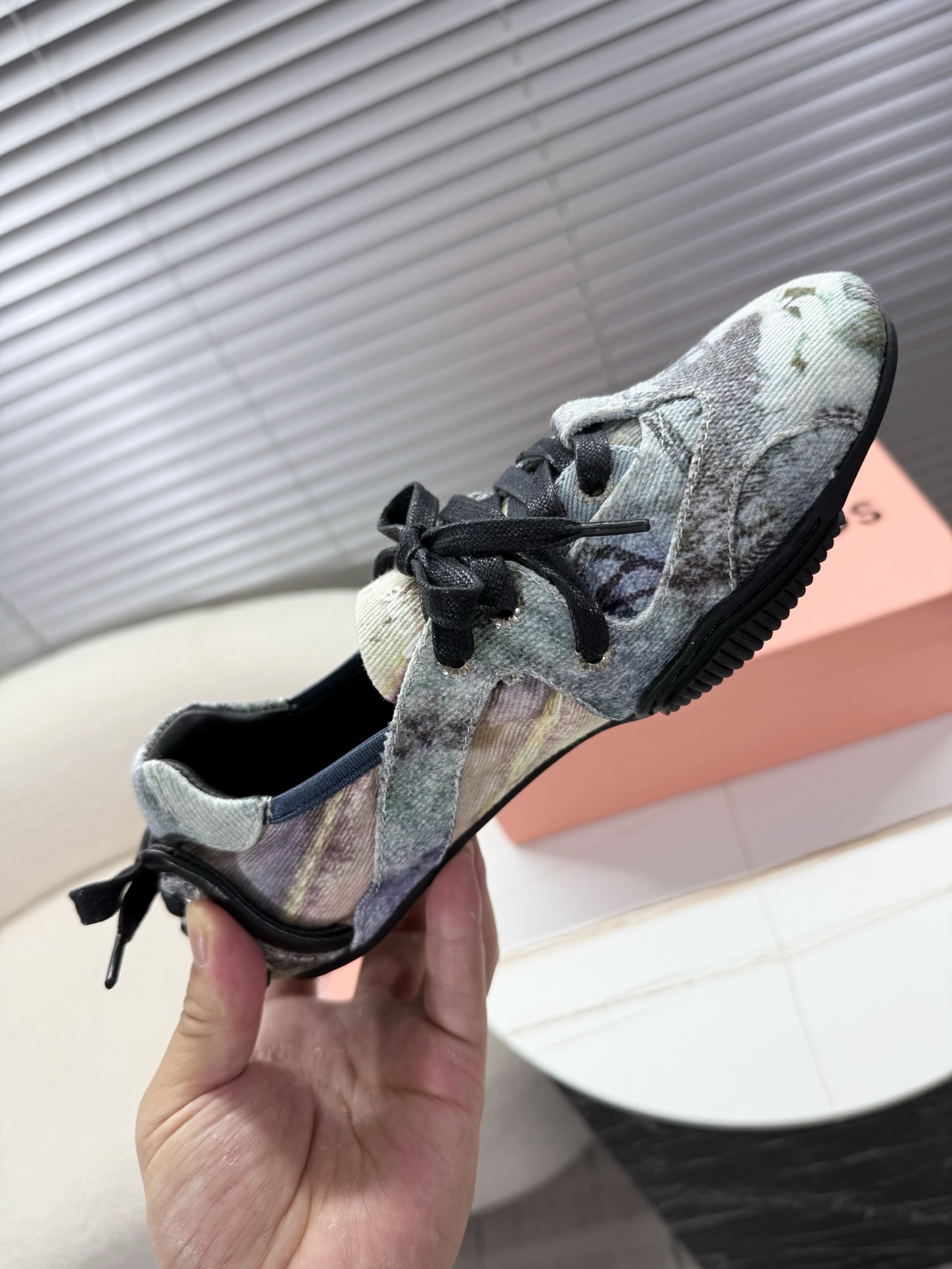 Acne Studios: Stylish Ballet Shoes with Unique Materials and Design - 图片 8