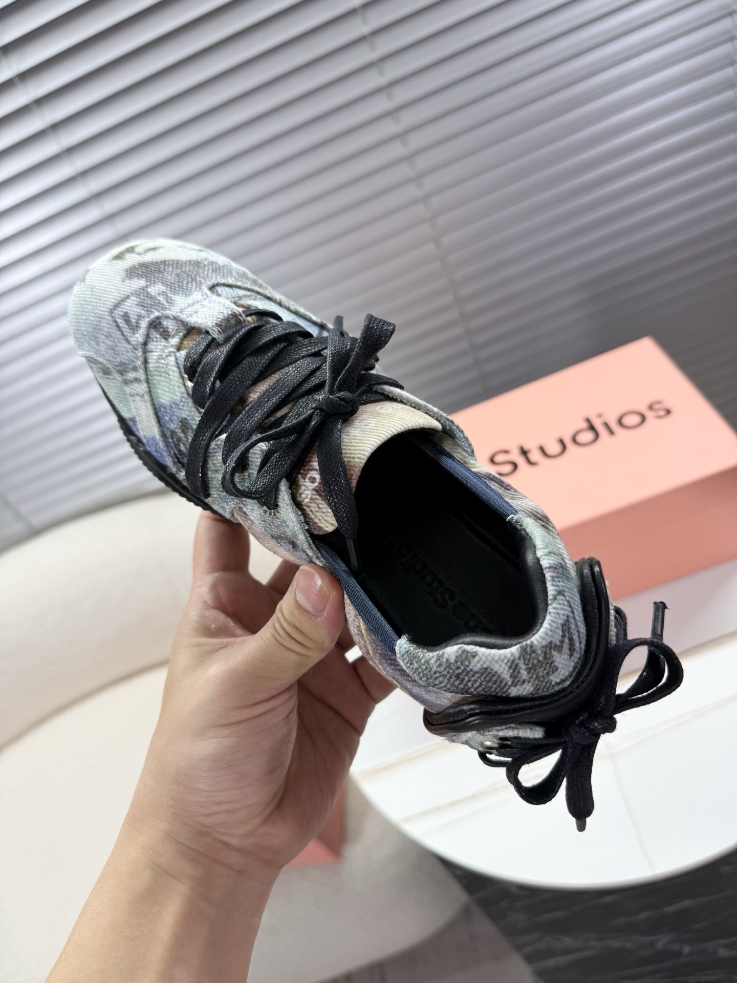 Acne Studios: Stylish Ballet Shoes with Unique Materials and Design - 图片 9
