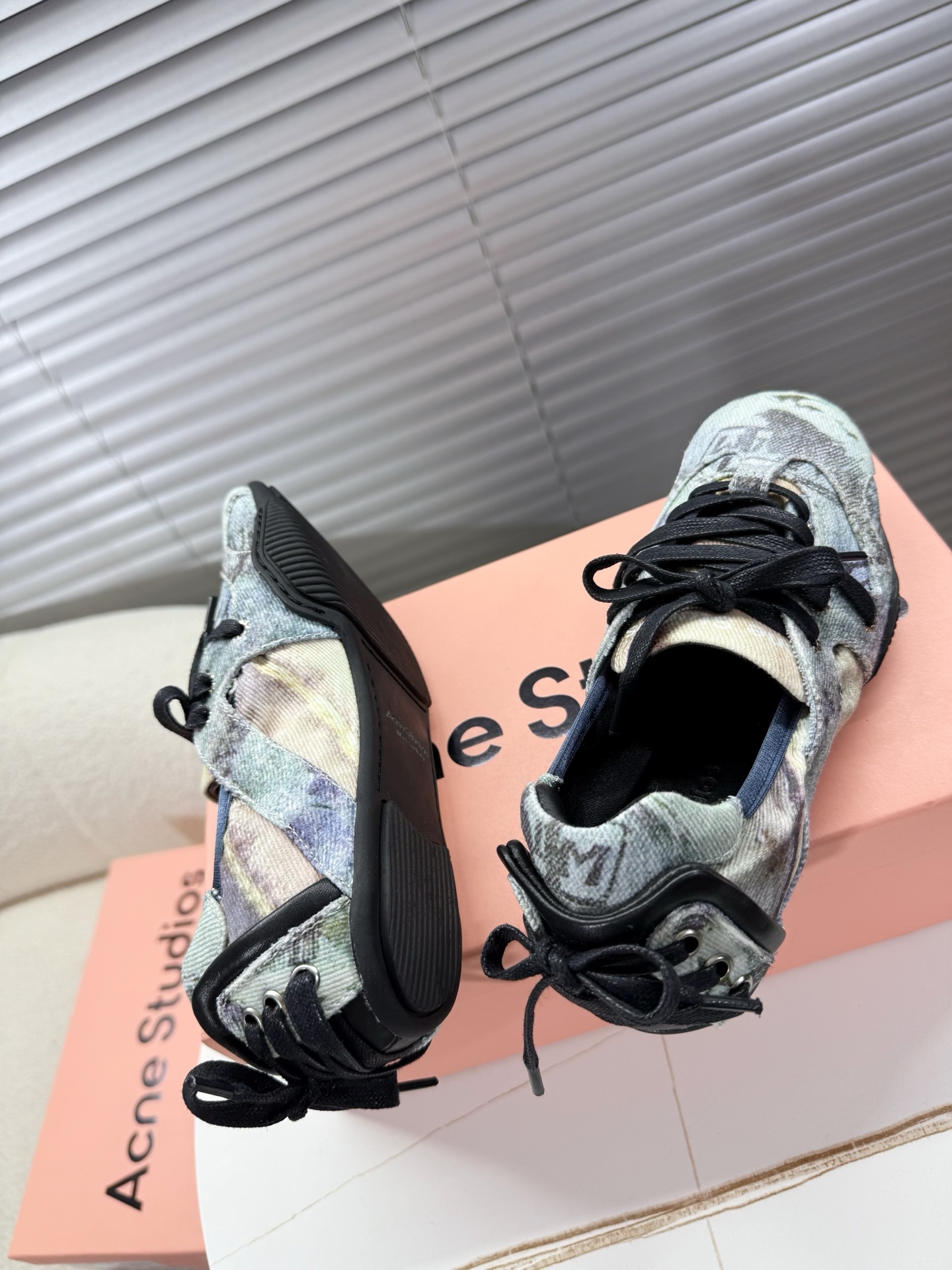 Acne Studios: Stylish Ballet Shoes with Unique Materials and Design - 图片 4