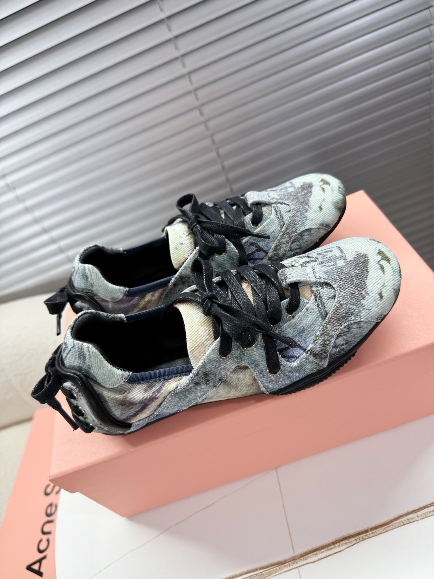 Acne Studios: Stylish Ballet Shoes with Unique Materials and Design - 图片 6