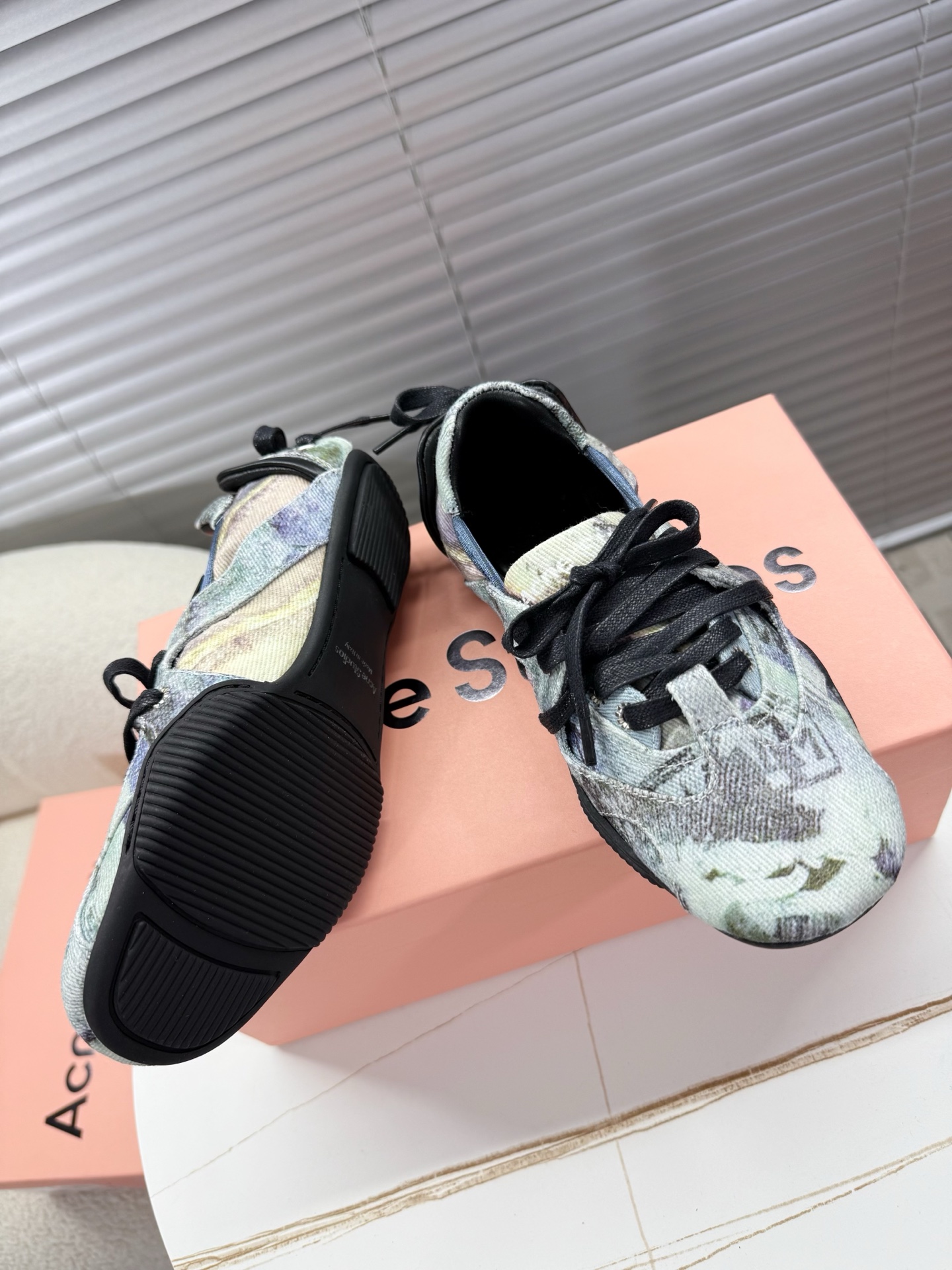 Acne Studios: Stylish Ballet Shoes with Unique Materials and Design - 图片 2