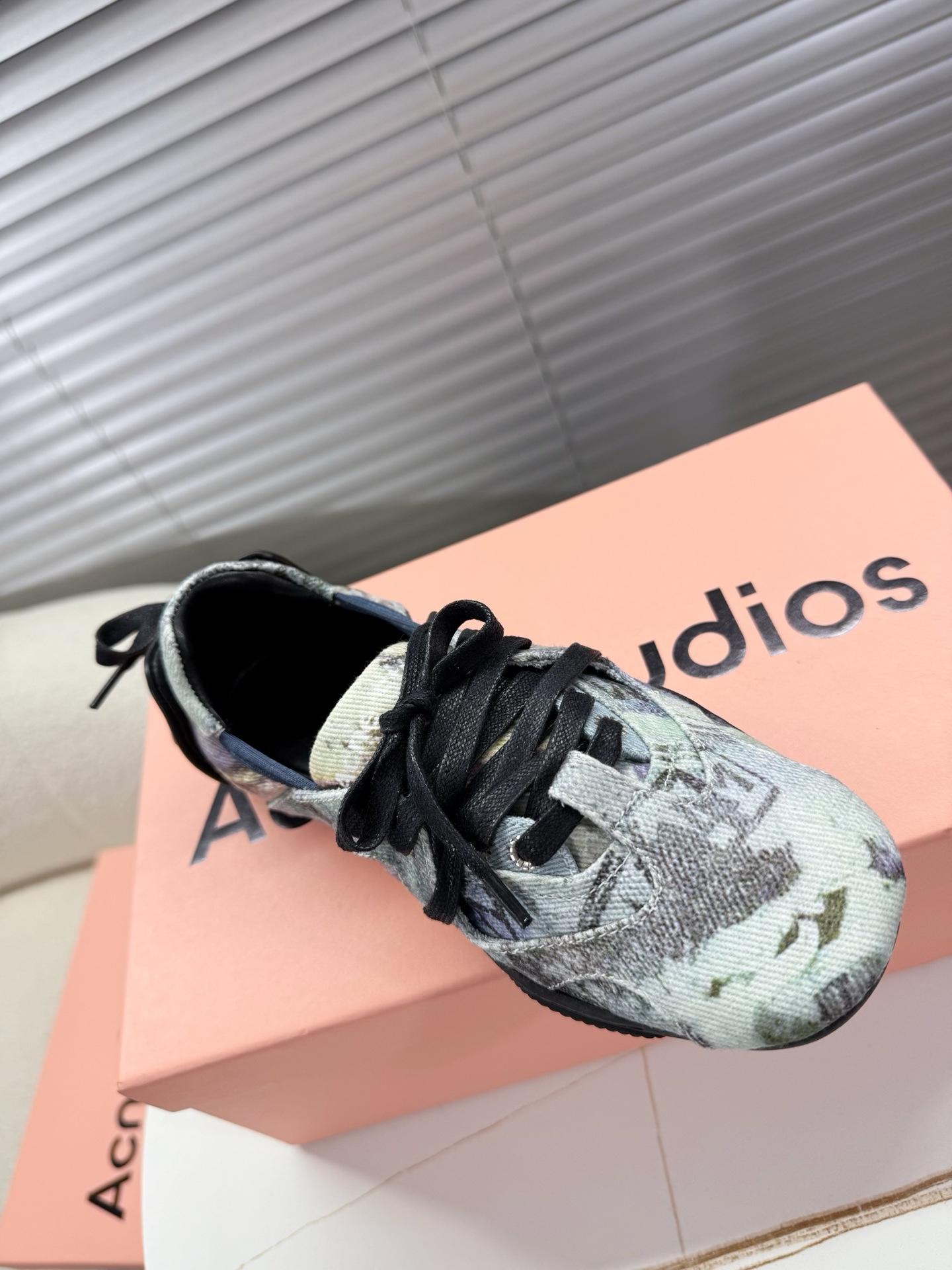 Acne Studios: Stylish Ballet Shoes with Unique Materials and Design - 图片 7