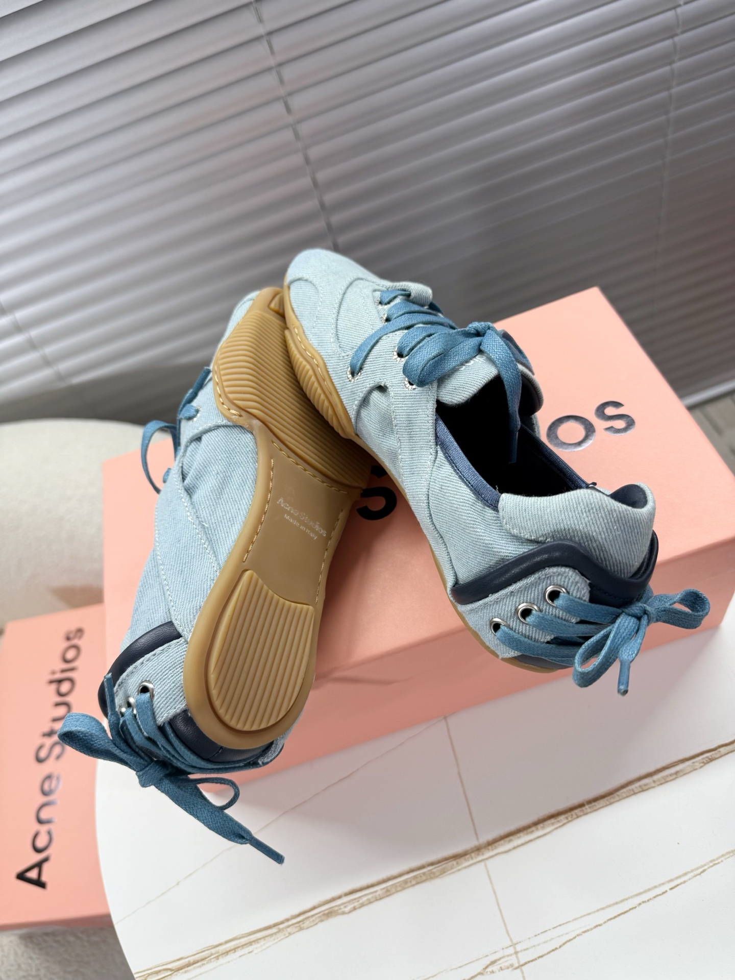 Acne Studios’ Stylish Ballet Shoes: Quality Leather, Unique Design, Fashionable Update - 图片 3