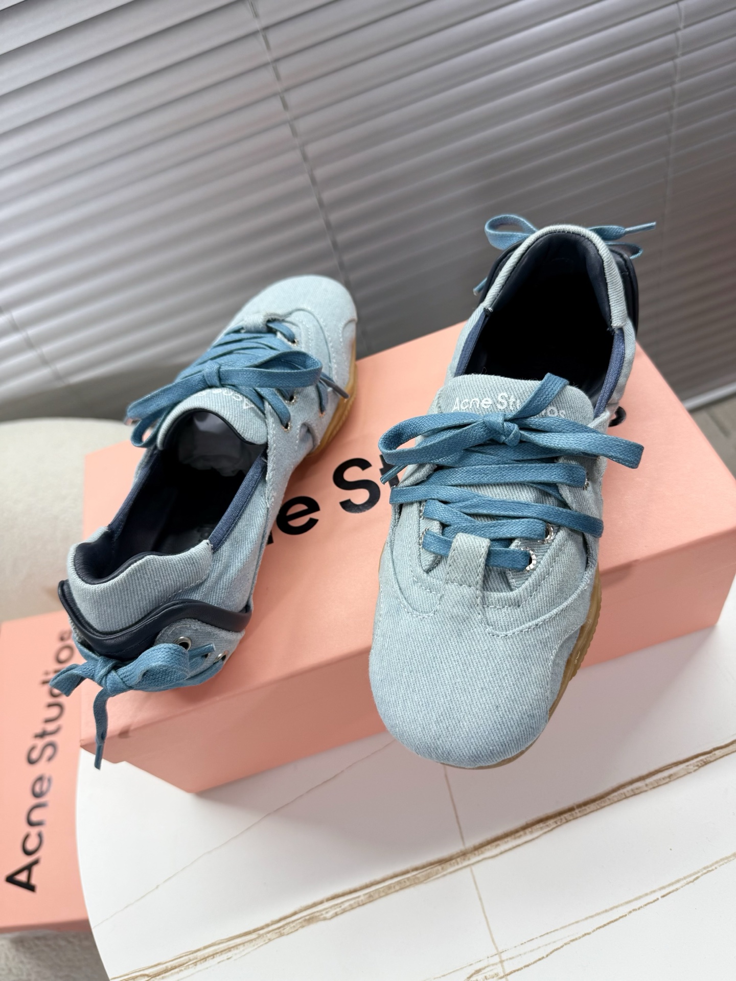 Acne Studios’ Stylish Ballet Shoes: Quality Leather, Unique Design, Fashionable Update - 图片 4
