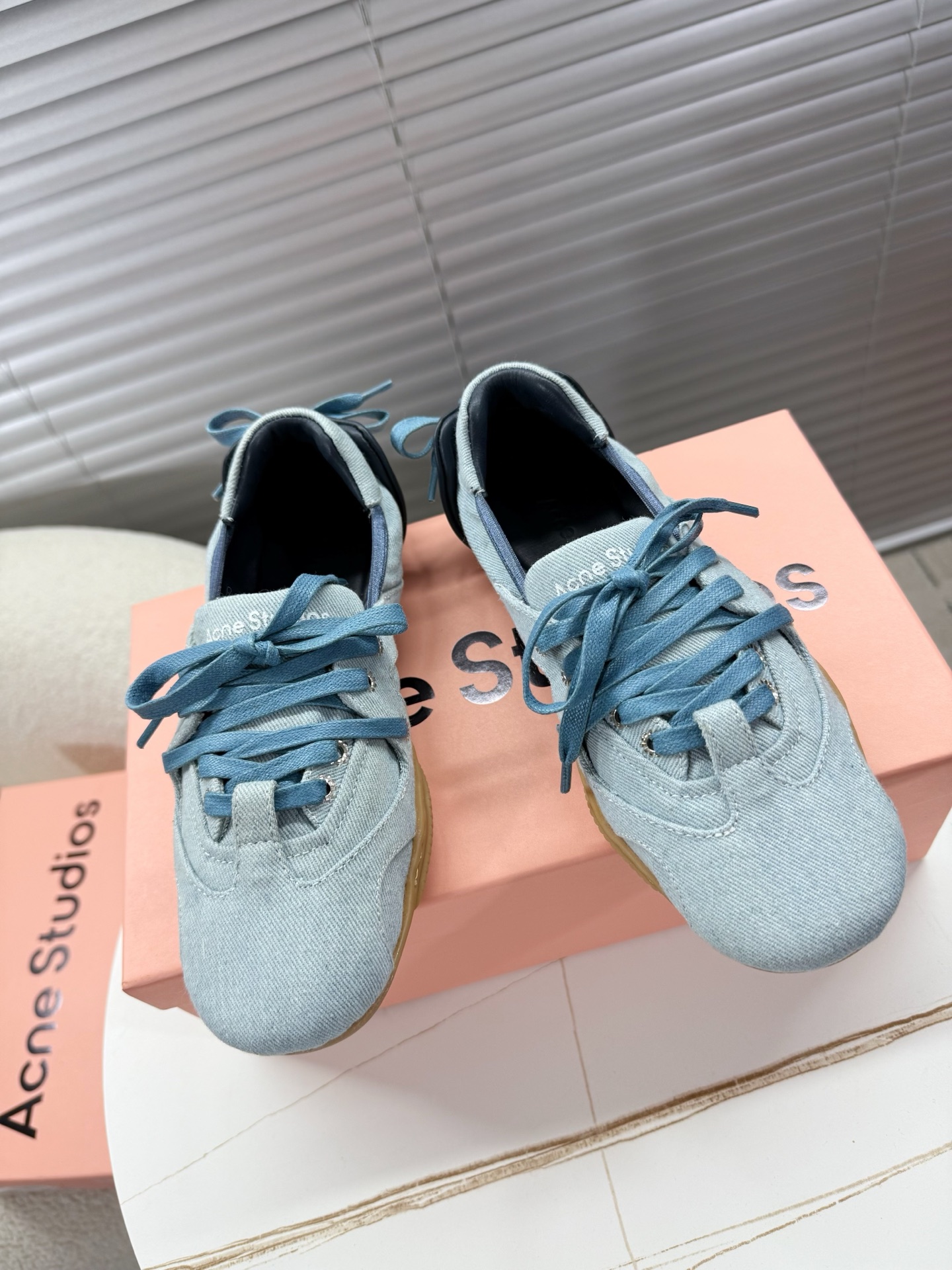 Acne Studios’ Stylish Ballet Shoes: Quality Leather, Unique Design, Fashionable Update - 图片 1