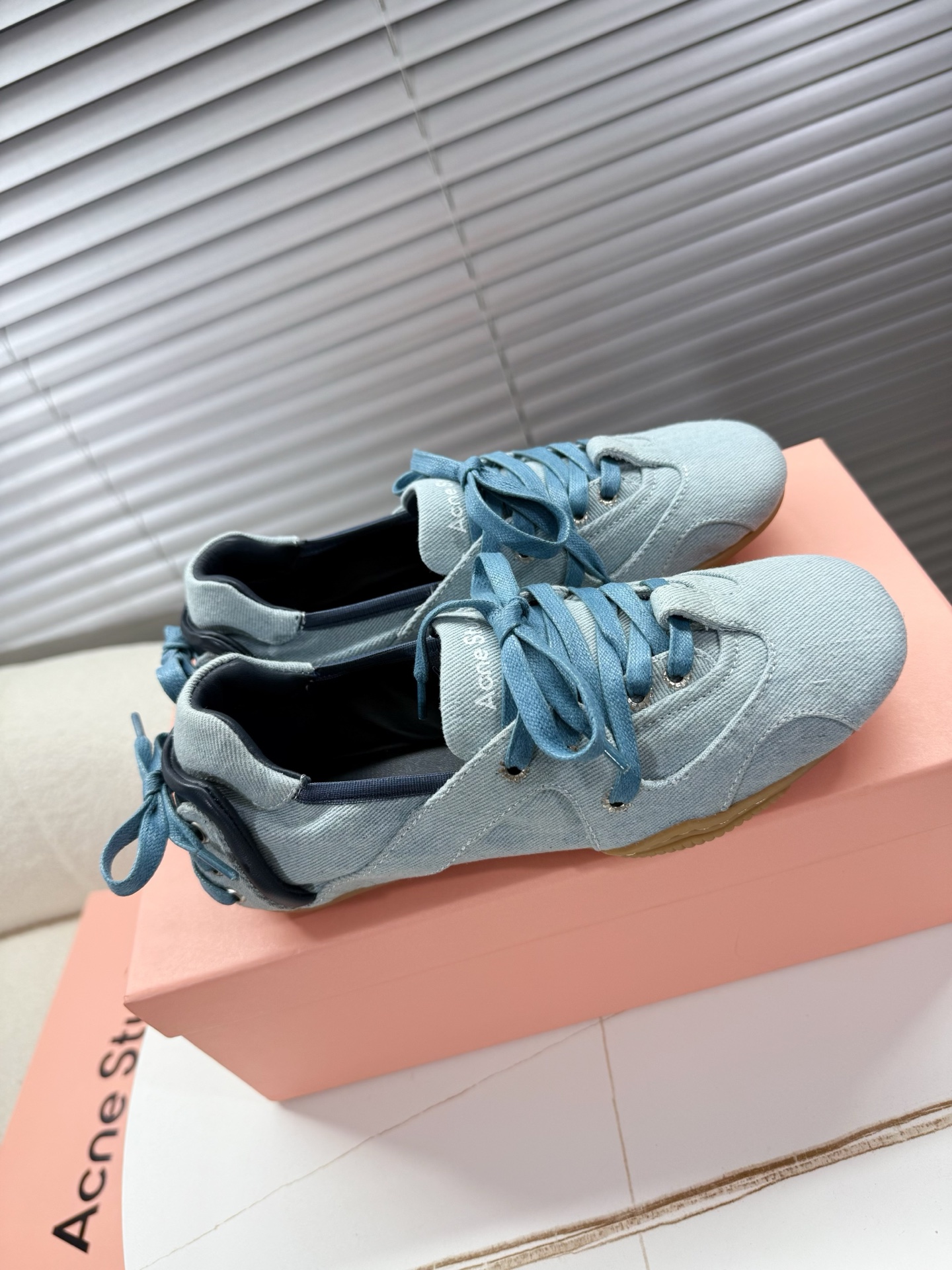 Acne Studios’ Stylish Ballet Shoes: Quality Leather, Unique Design, Fashionable Update - 图片 5