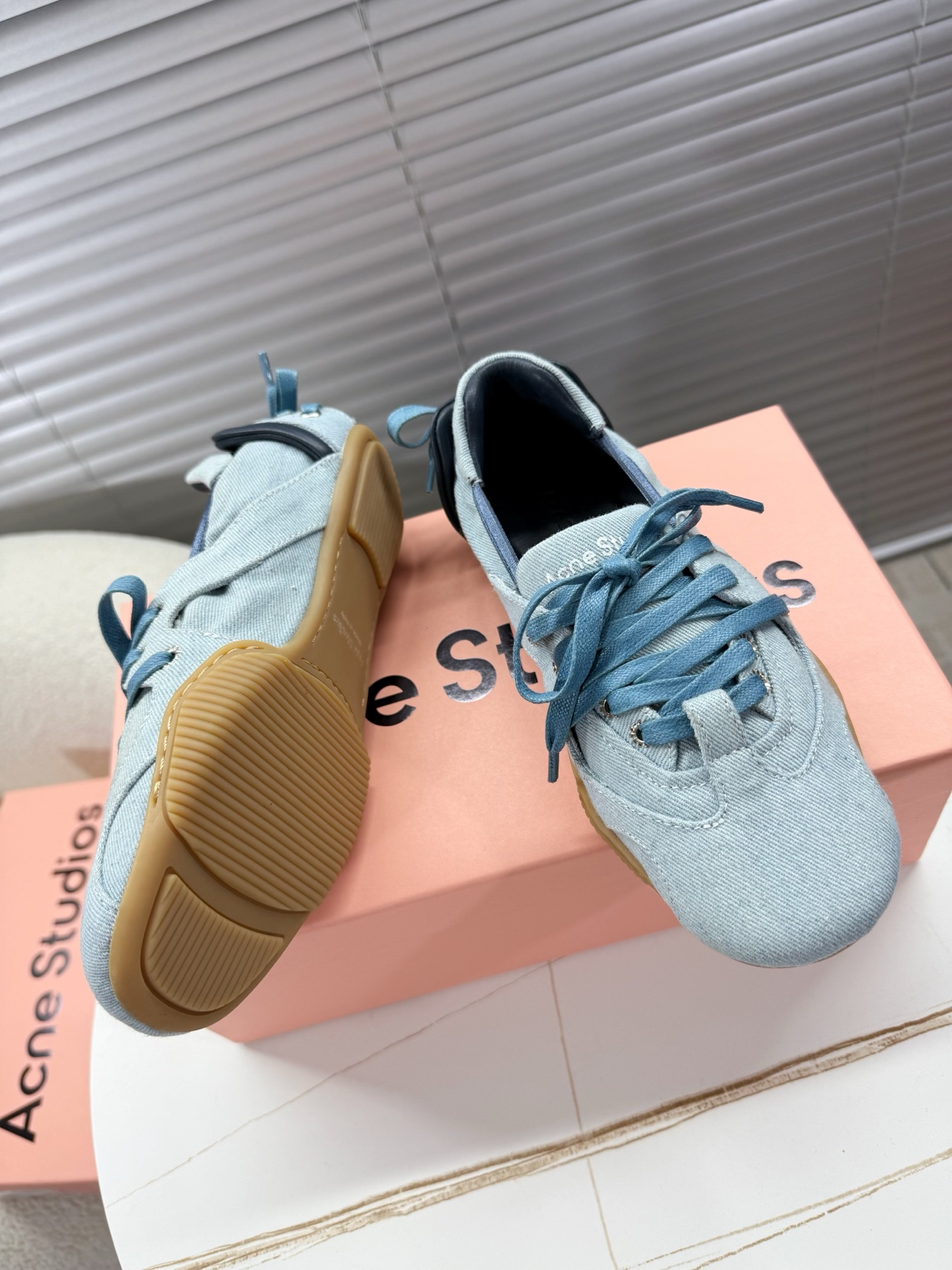 Acne Studios’ Stylish Ballet Shoes: Quality Leather, Unique Design, Fashionable Update - 图片 2