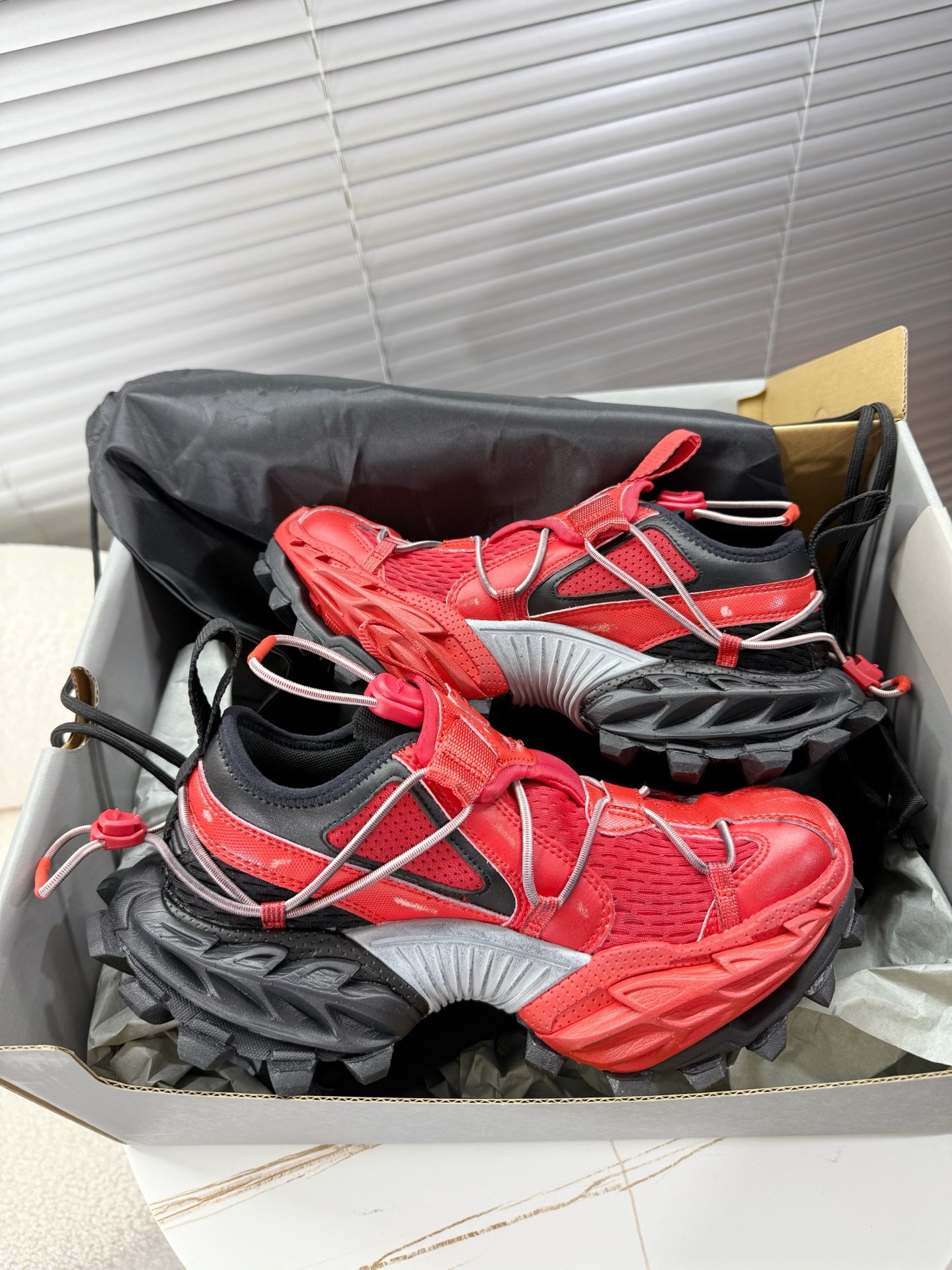 NO:264329,BALENCIAGA Spring 25 Hike sports shoes, hiking shoes, dad shoes... Hike's features include adjustable upper rope elasticity, wide outsole styling, retro upper polished and old, B-shaped logo mid-mounted with heavy sports style... Couple model 35-45 regular size, dad shoes, balenciaga, sneakers19860909BALENCIAGA Spring 25 Hike 运动鞋,登山鞋,老爹鞋…… Hike的特点包括可调节鞋面绳索松紧,宽大的外底造型设计,鞋面复古擦色做旧,B字Logo中置呈现重度的运动风格…… 情侣款35—45正码,老爹鞋,balenciaga,sneakers,Women's Shoes