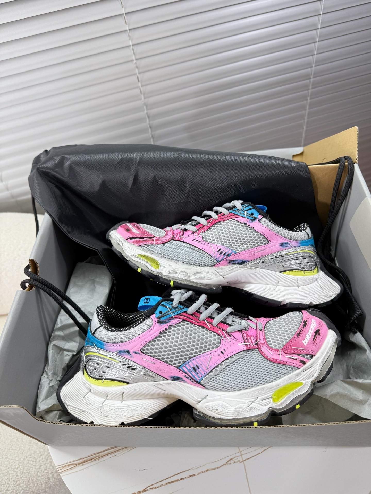 NO:264332,BALENCIAGA/Balenciaga… Stapler retro sneakers｜Daddy shoes… B’s latest couple stapler sneakers, all shoes are fully stapled. This style features retro, broad style, dad style... The highly recognizable lines and shoe design, paired with a strong shabby effect, from retro nostalgia to the fashionable design style of the catwalk!  Couple style 35-45 regular size, daddy shoes, balenciaga, balenciaga, sneakers19860909BALENCIAGA/巴黎世家…订书机复古运动鞋｜老爹鞋…… B家最新情侣款订书机运动鞋,全鞋都订满订书钉,此款特点以复古,阔型,老爹范…… 极具识别度的线条以及鞋型设计,搭配上强烈的破旧效果,从复古怀旧到T台时尚的设计风格！ 情侣款35—45正码,老爹鞋,balenciaga,balenciaga,sneakers,Women's Shoes