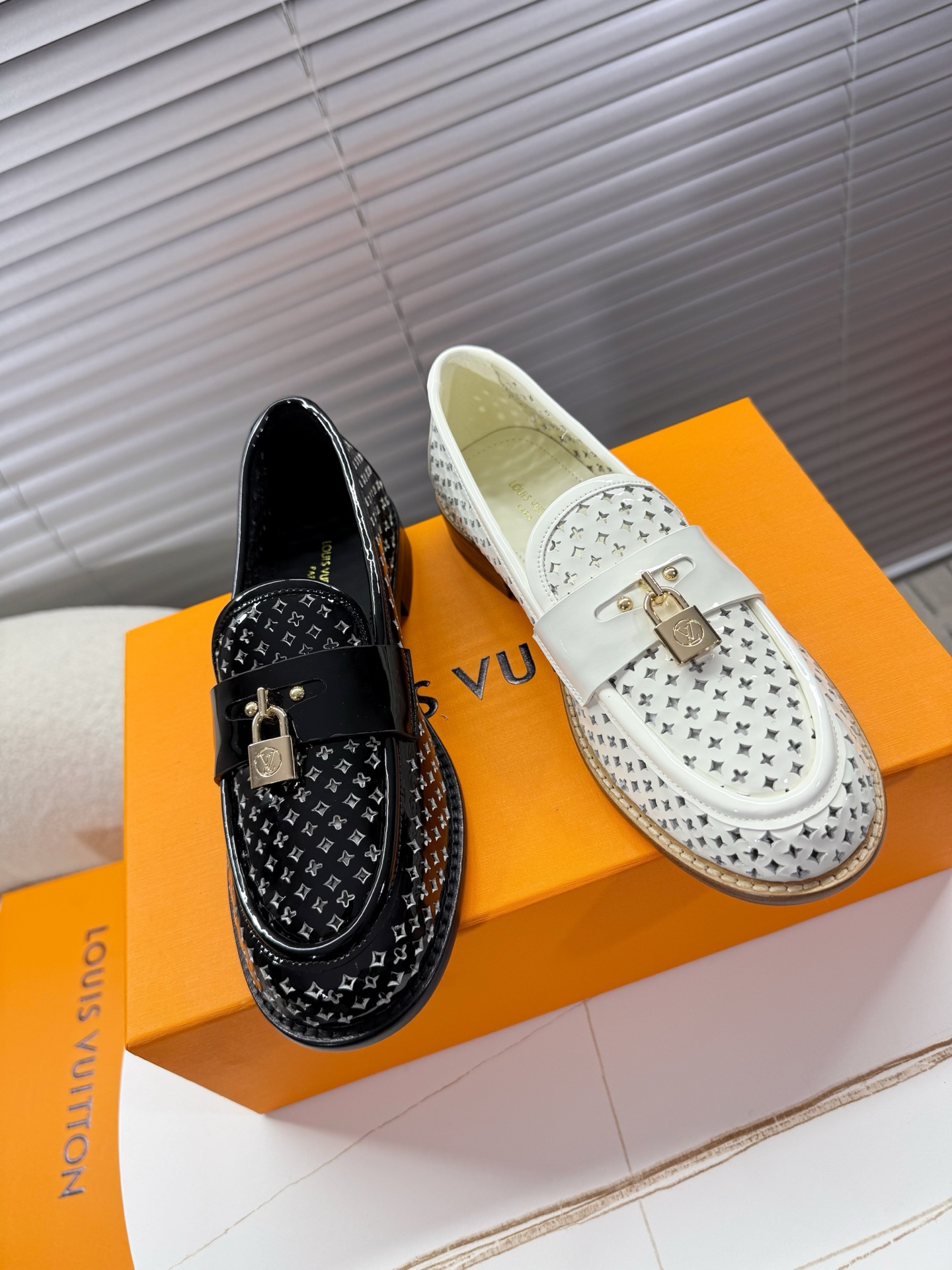 NO:265572,LV - 2025 latest spring and summer hollow loafers... British style loafers, classic and extraordinary... Customized top layer cow paint fabric, top layer cow leather lining/foot pad, imported super thick leather sole, mold opening hardware metal lock, LV micro-label hollow design, durable and versatile... 35-40 positive sizes, loafers, louis vuitton, loafers, cowhide, Leather soles19860909LV——2025最新春夏季镂空乐福鞋…… 英伦风乐福鞋,经典不凡…… 定制头层牛漆面料,头层牛皮内里/垫脚,进口超厚真皮大底,开模五金金属锁扣,LV微标镂空设计 耐看百搭…… 35—40正码,乐福鞋,louis vuitton,loafers,cowhide,Leather soles,Women's Shoes