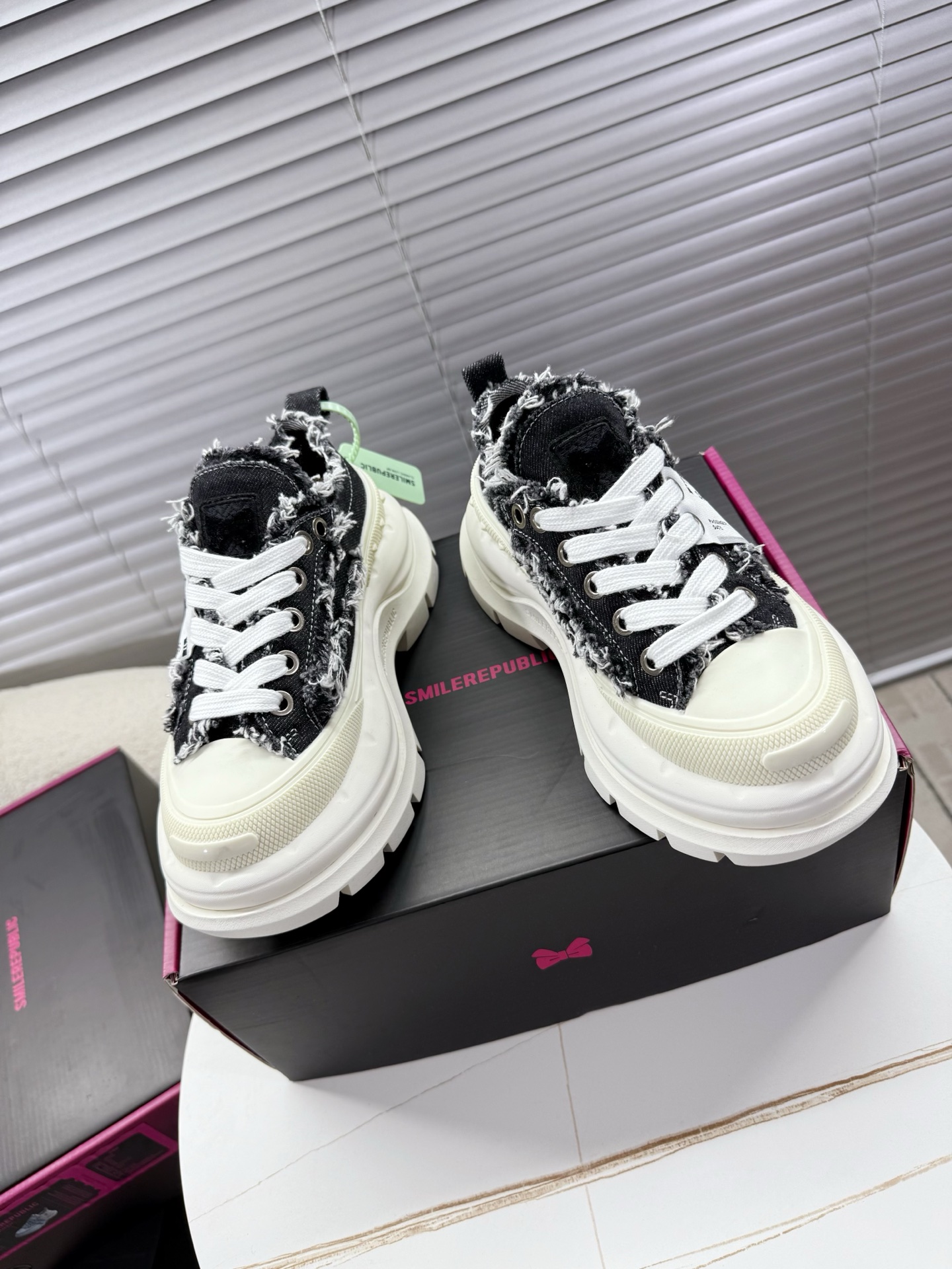 NO:264343,smilerepublic 2.0 couples canvas shoes, thick sole shoes, casual shoes~~ Tan Jianci's same style, Xiaohongshu has burst out screens, M multiple stars show, super classic and versatile thick sole smile canvas shoes... Customized according to the original mold opening (high density canvas tassels, 5cm heightened large sole, cowhide foot pad) 35-40 women's style/39-45 men's style, casual shoes/sports shoes, sneakers, cowhide19860909smilerepublic 开口笑2.0 情侣款帆布鞋,厚底鞋,休闲鞋~~ 檀健次同款,小红书刷爆屏,M多明星秀,超级经典百搭耐看的一款厚底开口笑帆布鞋…… 按原版开模定制(高密帆布流苏,5cm增高大底,牛皮垫脚) 35—40女款/39—45男款,休闲鞋/运动鞋,sneakers,cowhide,Women's Shoes