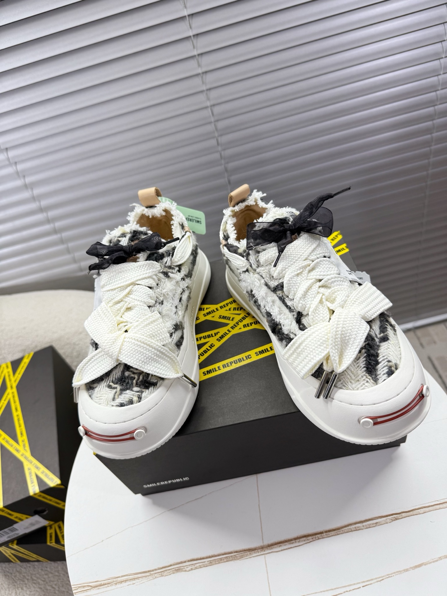 NO:264346,smilerepublic couple canvas shoes, thick sole shoes, casual shoes~~ Tan Jianci's same style, Xiaohongshu's screen, M-many celebrity show, super classic, versatile and durable thick sole canvas shoes... Customized according to the original mold opening (high-density canvas tassels, 3.5cm heightened large sole, cowhide feet) 35-40 women's style/39-45 men's style, casual shoes/sports shoes, sneakers, cowhide19860909smilerepublic 开口笑 情侣款帆布鞋,厚底鞋,休闲鞋~~ 檀健次同款,小红书刷爆屏,M多明星秀,超级经典百搭耐看的一款厚底开口笑帆布鞋…… 按原版开模定制(高密帆布流苏,3.5cm增高大底,牛皮垫脚) 35—40女款/39—45男款,休闲鞋/运动鞋,sneakers,cowhide,Women's Shoes