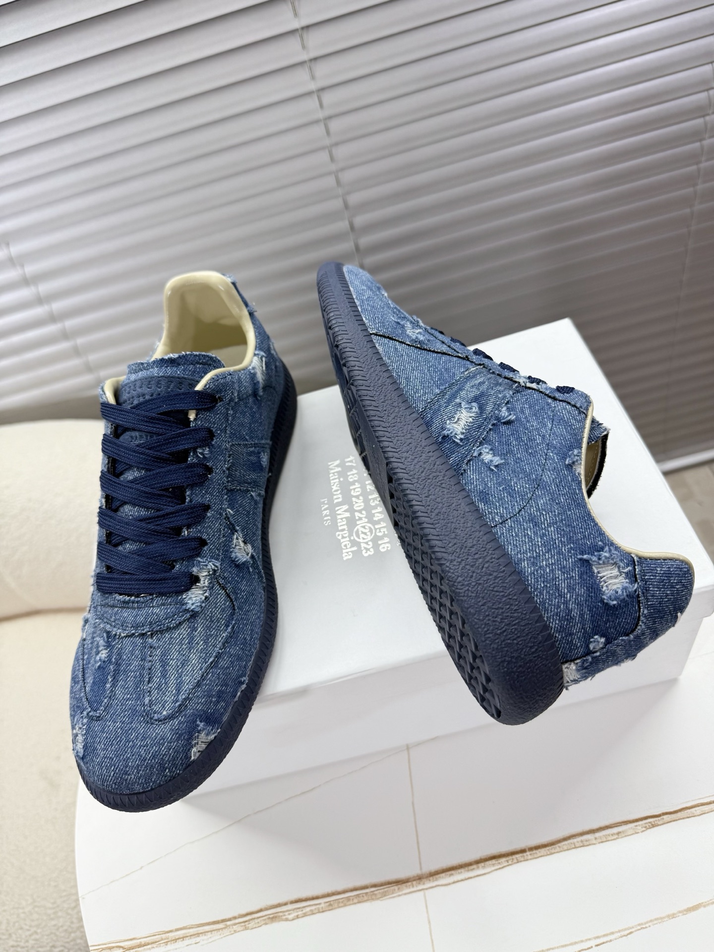 Maison Margiela releases updated MM6 couples’ shoes, Agam sneakers in sauerkraut skin/silver velvet for adults. - 图片 2