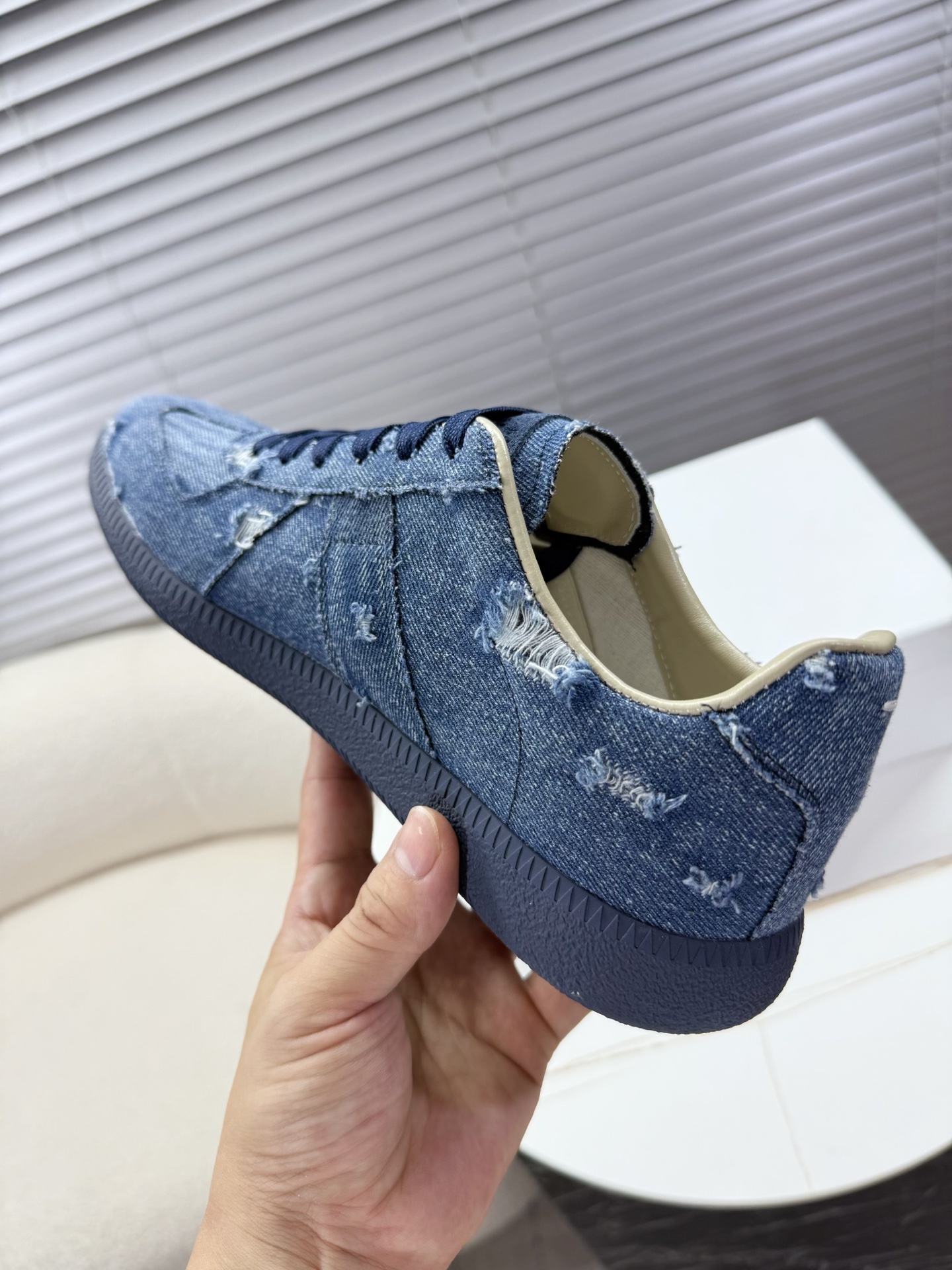 Maison Margiela releases updated MM6 couples’ shoes, Agam sneakers in sauerkraut skin/silver velvet for adults. - 图片 9