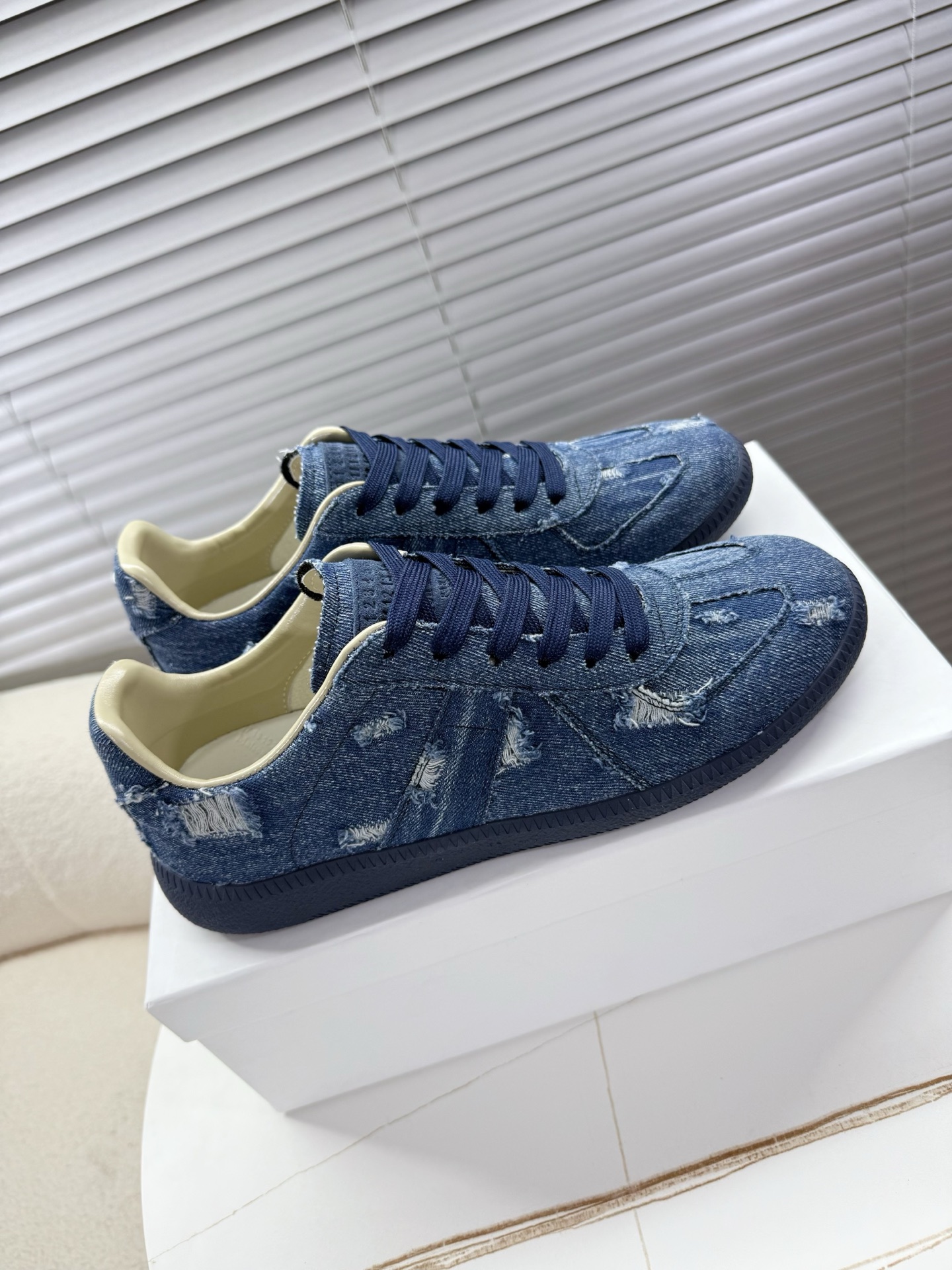 Maison Margiela releases updated MM6 couples’ shoes, Agam sneakers in sauerkraut skin/silver velvet for adults. - 图片 6