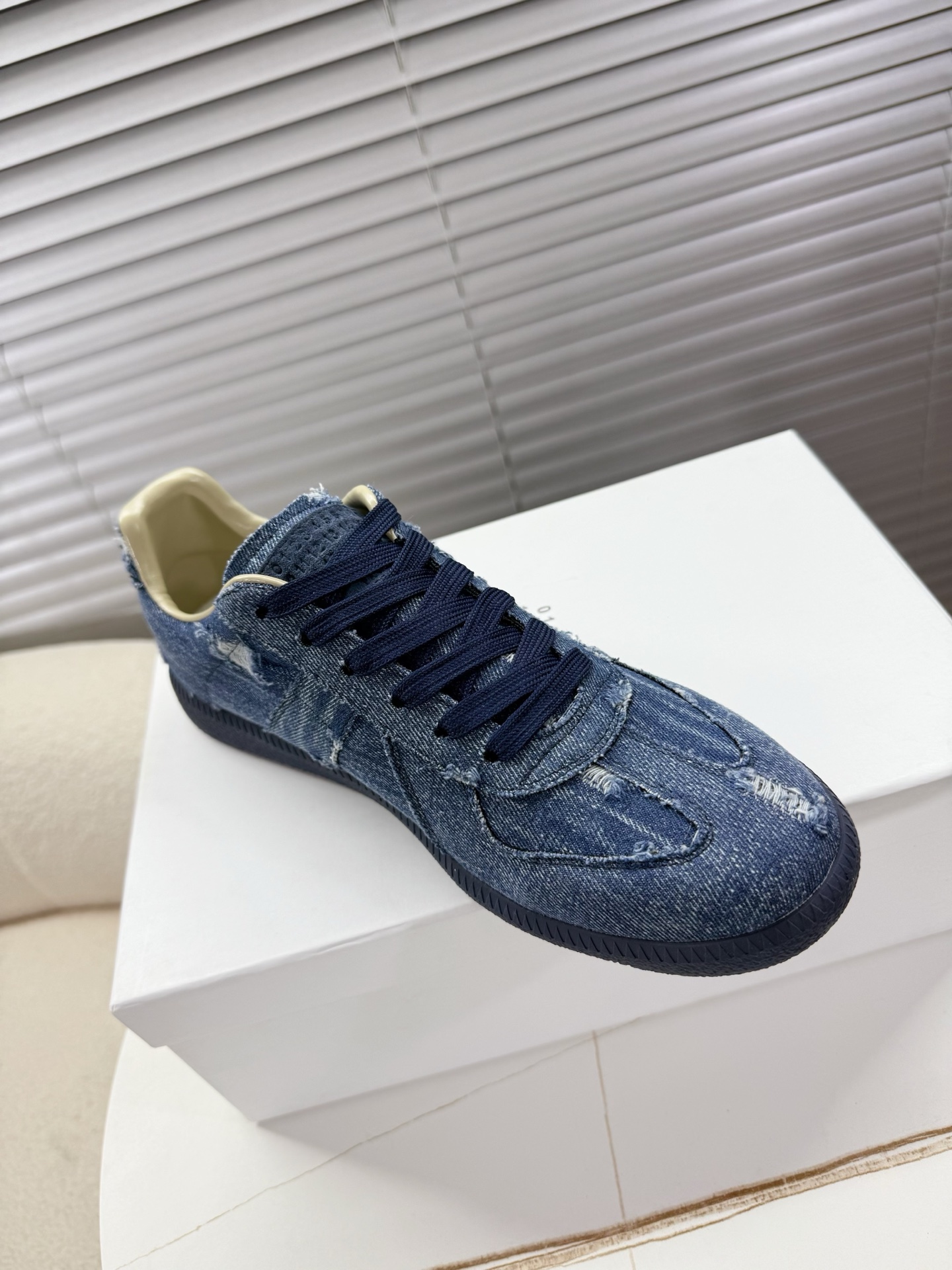 Maison Margiela releases updated MM6 couples’ shoes, Agam sneakers in sauerkraut skin/silver velvet for adults. - 图片 7