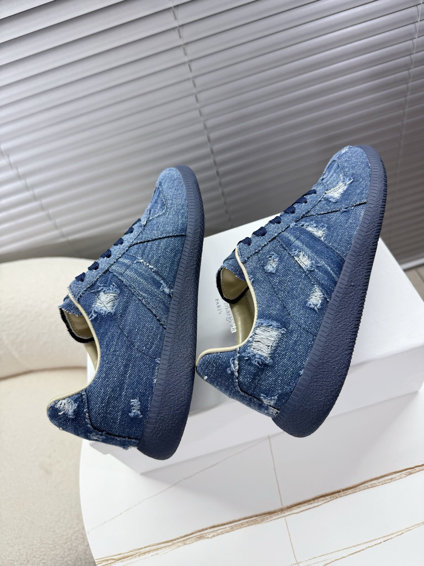 Maison Margiela releases updated MM6 couples’ shoes, Agam sneakers in sauerkraut skin/silver velvet for adults. - 图片 4