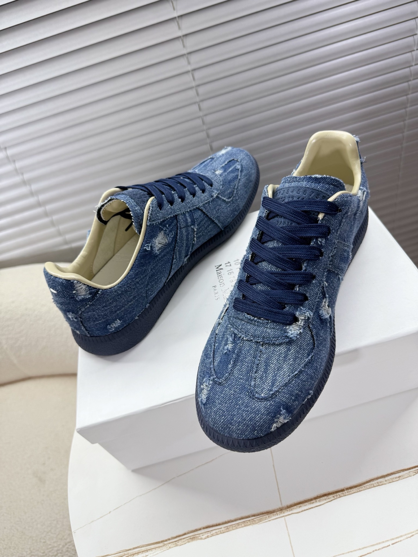 Maison Margiela releases updated MM6 couples’ shoes, Agam sneakers in sauerkraut skin/silver velvet for adults. - 图片 5