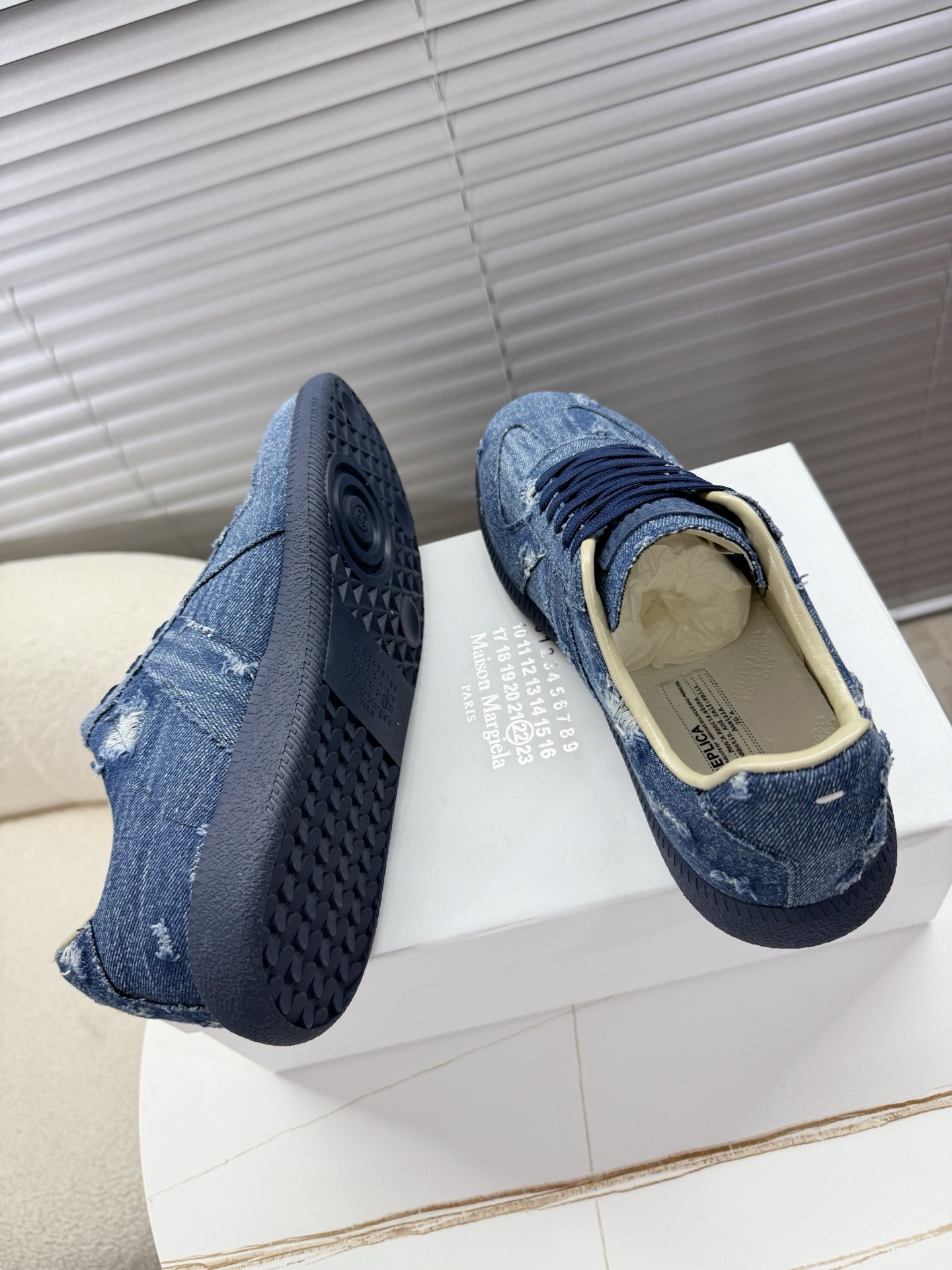 Maison Margiela releases updated MM6 couples’ shoes, Agam sneakers in sauerkraut skin/silver velvet for adults. - 图片 3