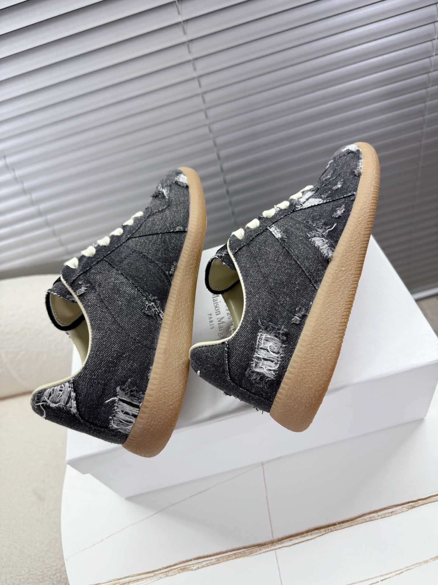 Maison Margiela MM6 Couples’ Shoes: Agam Sneakers in Original Sauerkraut Skin and Silver Velvet - 图片 6