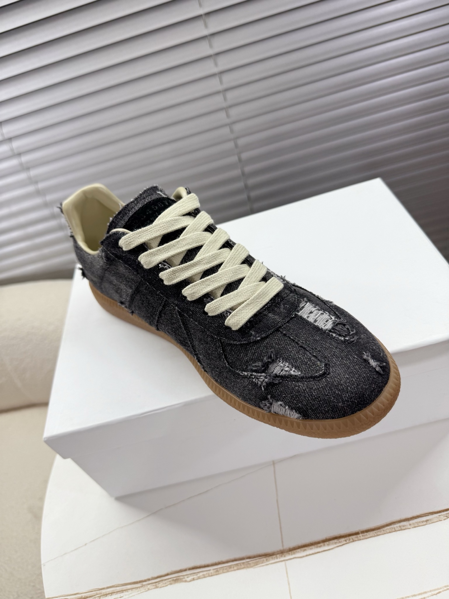 Maison Margiela MM6 Couples’ Shoes: Agam Sneakers in Original Sauerkraut Skin and Silver Velvet - 图片 7