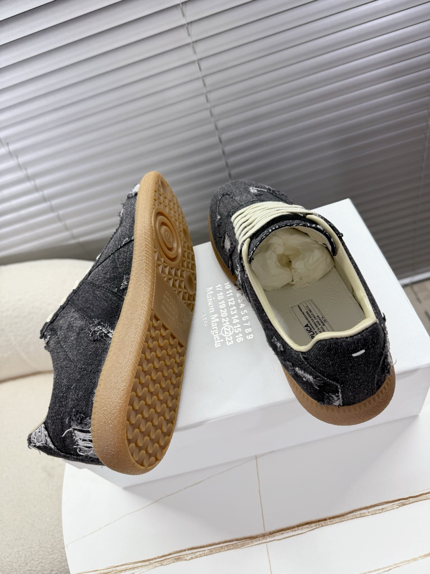 Maison Margiela MM6 Couples’ Shoes: Agam Sneakers in Original Sauerkraut Skin and Silver Velvet - 图片 3