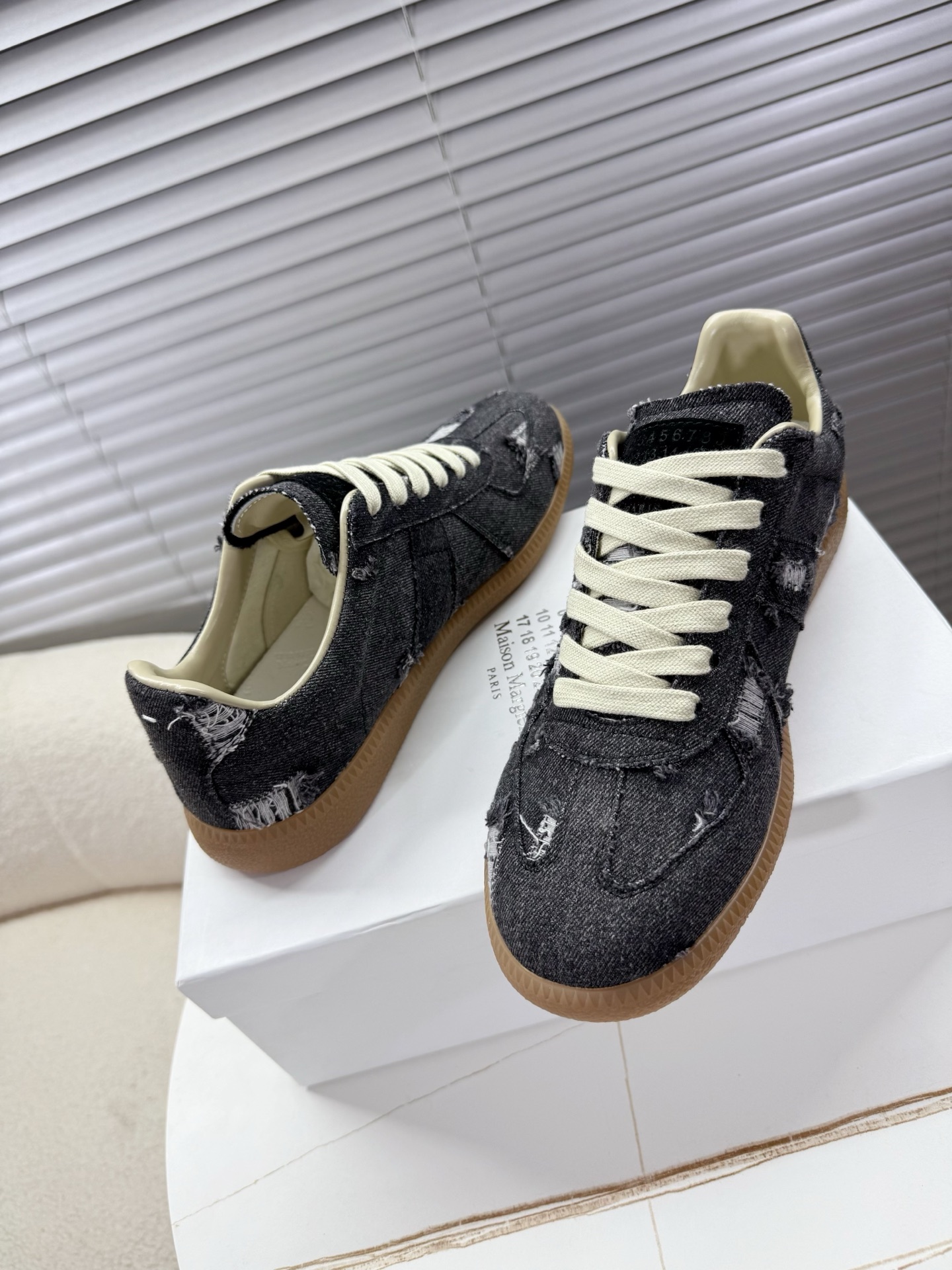 Maison Margiela MM6 Couples’ Shoes: Agam Sneakers in Original Sauerkraut Skin and Silver Velvet - 图片 4