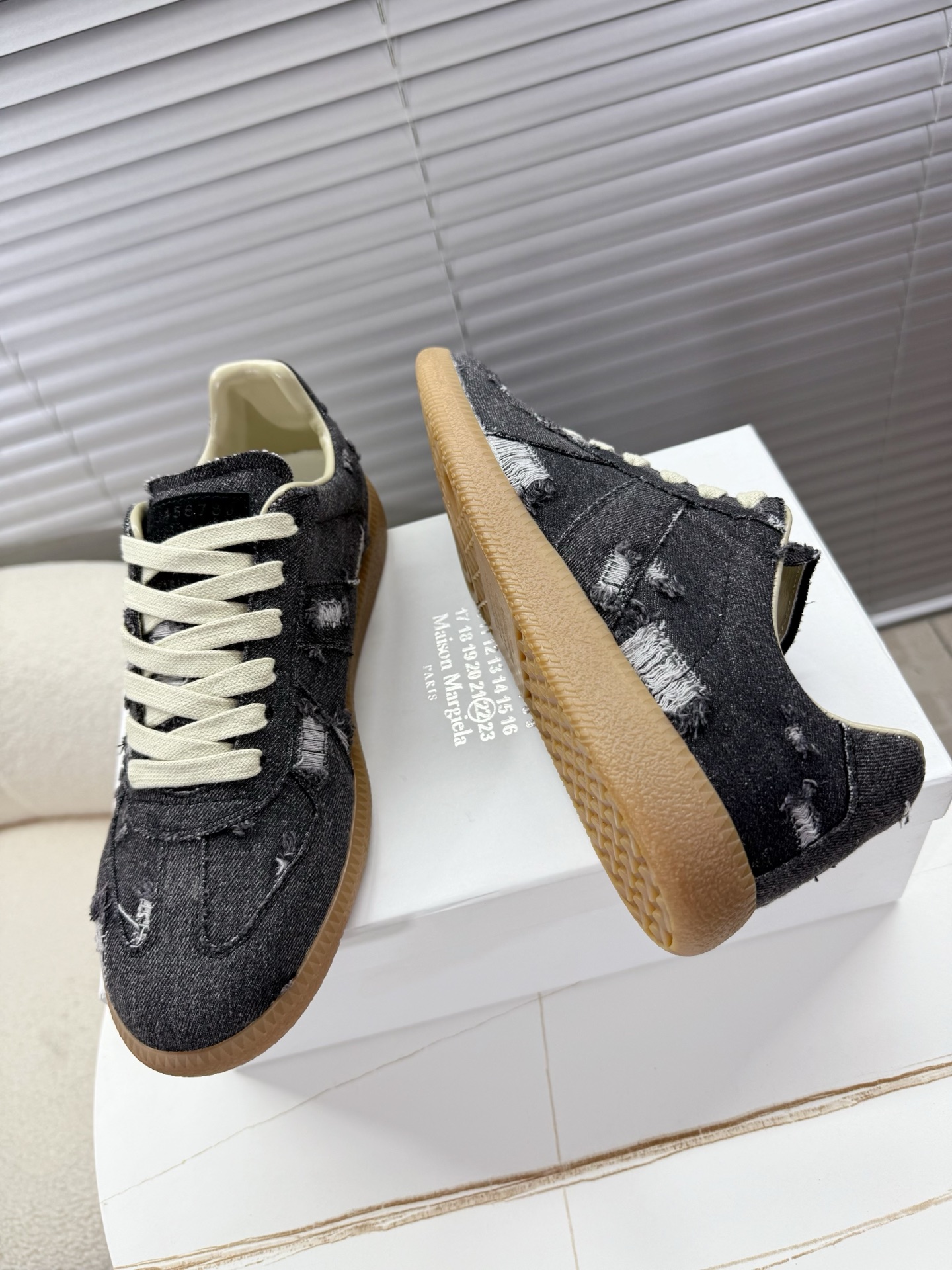 Maison Margiela MM6 Couples’ Shoes: Agam Sneakers in Original Sauerkraut Skin and Silver Velvet - 图片 2