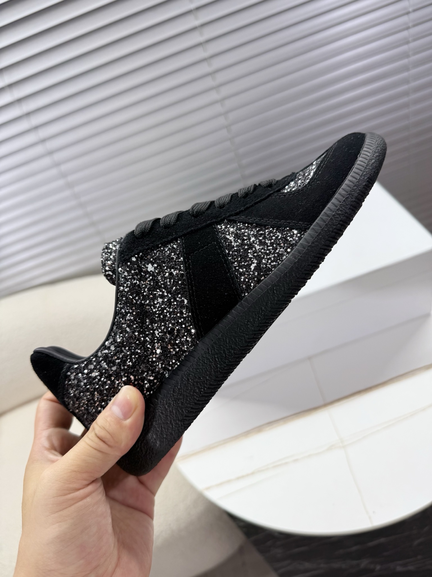 “MM6 Couples’ Shoes: Original Sauerkraut Skin and Silver Velvet Sneakers for Men and Women, Ages 35-45” - 图片 8