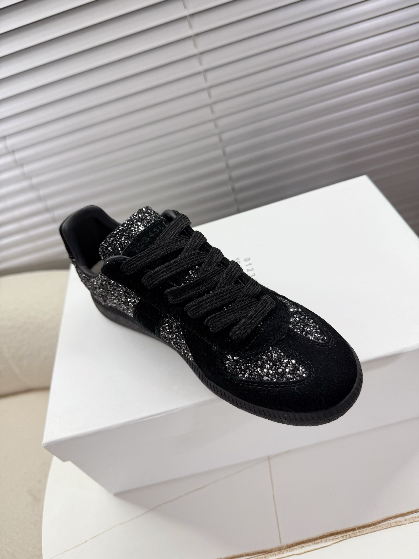 “MM6 Couples’ Shoes: Original Sauerkraut Skin and Silver Velvet Sneakers for Men and Women, Ages 35-45” - 图片 7
