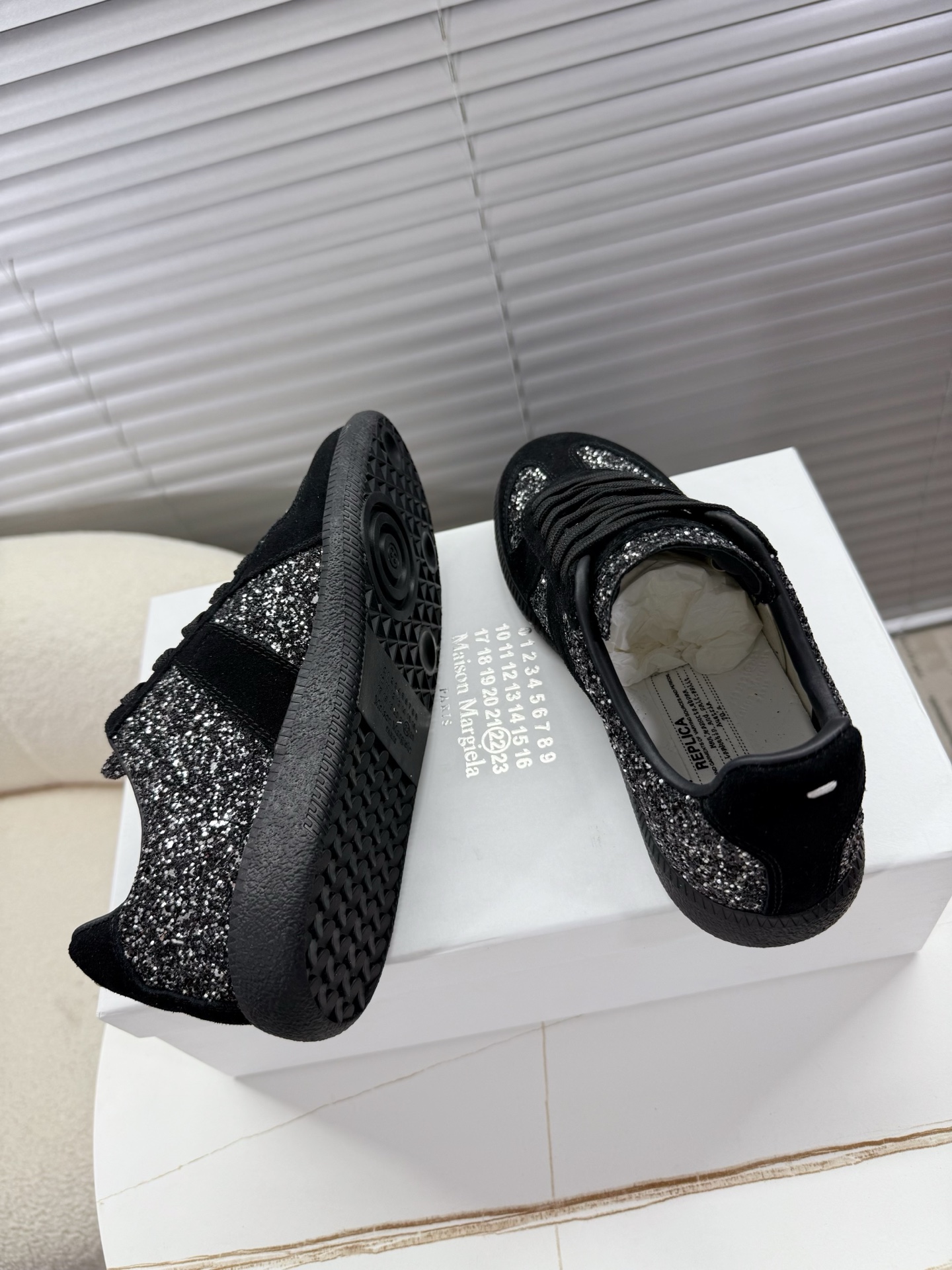 “MM6 Couples’ Shoes: Original Sauerkraut Skin and Silver Velvet Sneakers for Men and Women, Ages 35-45” - 图片 3