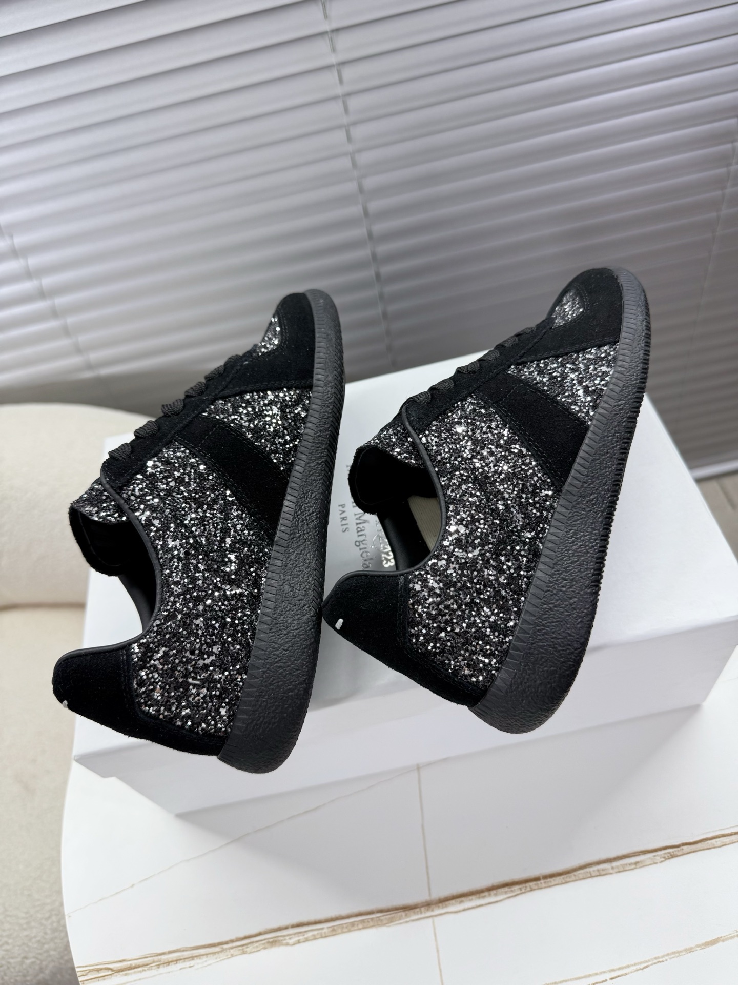 “MM6 Couples’ Shoes: Original Sauerkraut Skin and Silver Velvet Sneakers for Men and Women, Ages 35-45” - 图片 4