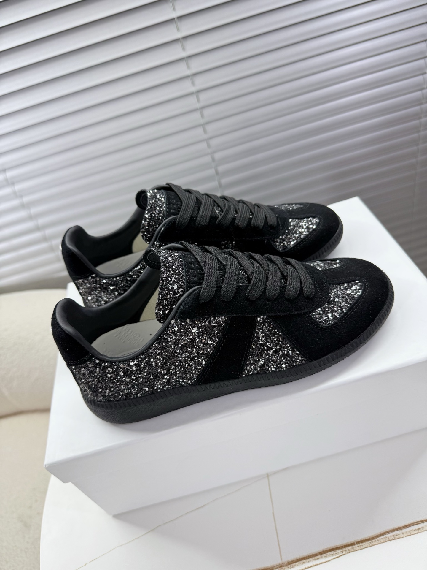 “MM6 Couples’ Shoes: Original Sauerkraut Skin and Silver Velvet Sneakers for Men and Women, Ages 35-45” - 图片 6