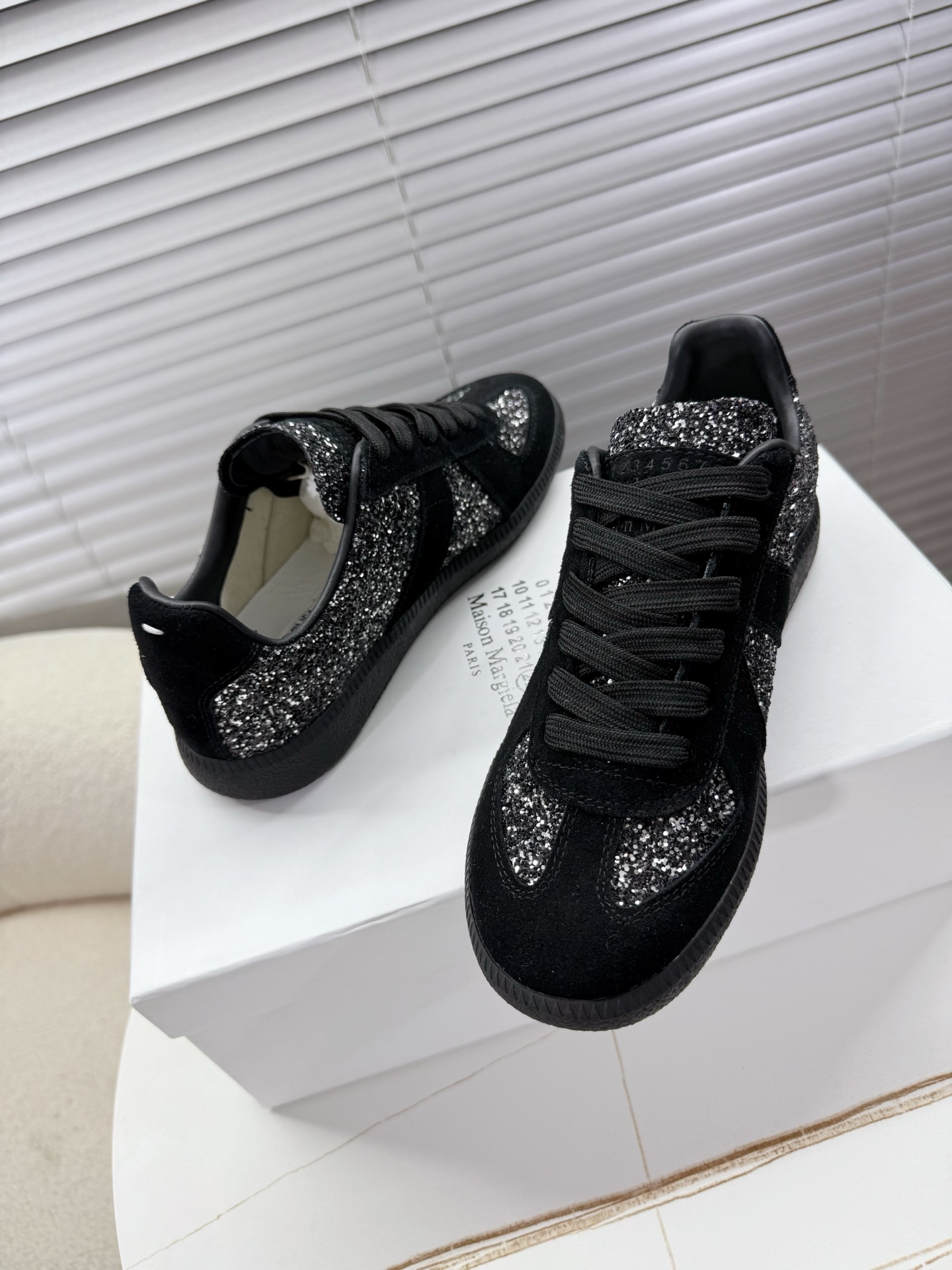 “MM6 Couples’ Shoes: Original Sauerkraut Skin and Silver Velvet Sneakers for Men and Women, Ages 35-45” - 图片 5