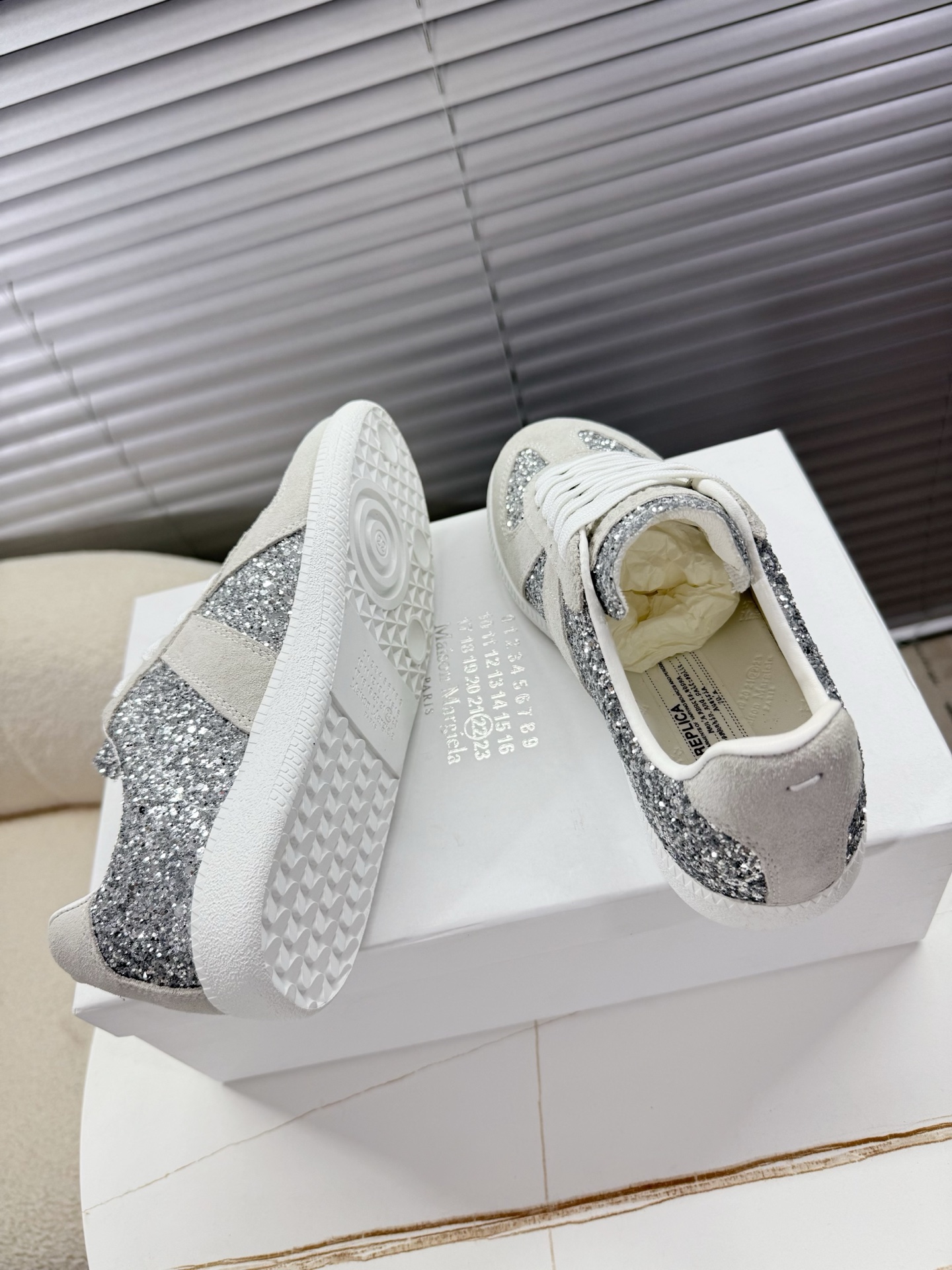 Title: Maison Margiela MM6 Couples’ Shoes Collection Summary Summary: Maison Margiela introduces upgraded MM6 couples’ shoes with sauerkraut skin and silver velvet for women and - 图片 3