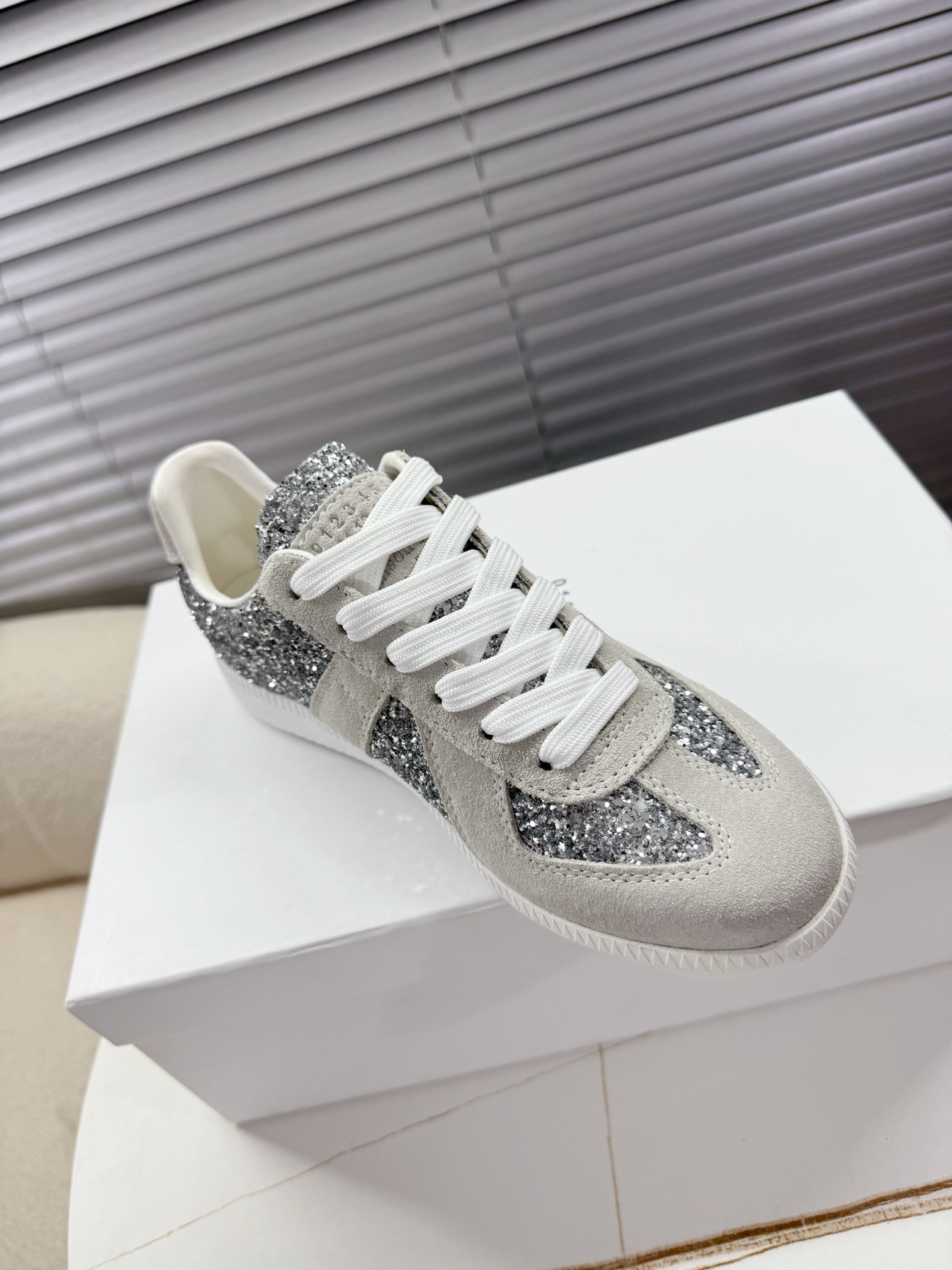 Title: Maison Margiela MM6 Couples’ Shoes Collection Summary Summary: Maison Margiela introduces upgraded MM6 couples’ shoes with sauerkraut skin and silver velvet for women and - 图片 7