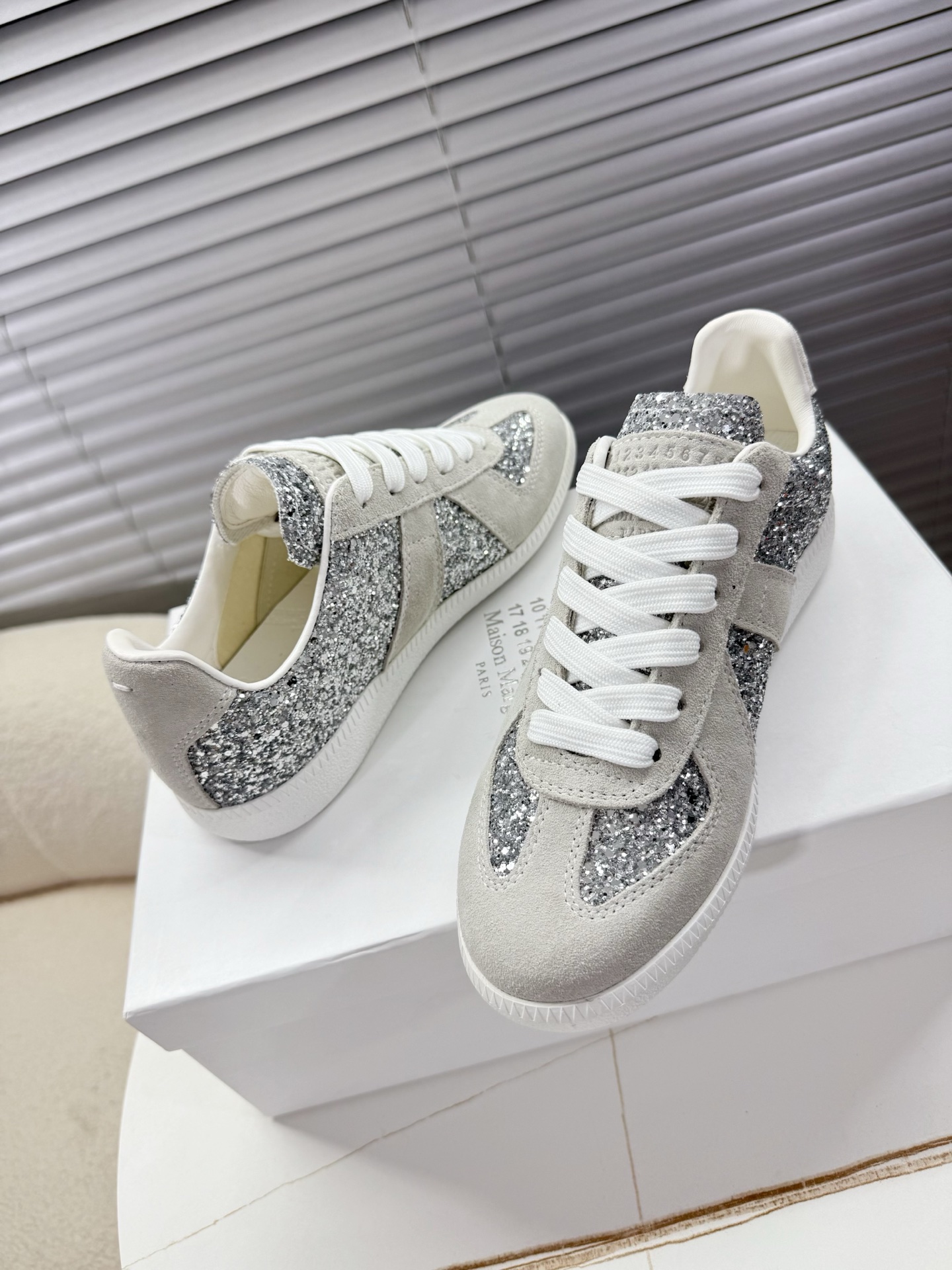Title: Maison Margiela MM6 Couples’ Shoes Collection Summary Summary: Maison Margiela introduces upgraded MM6 couples’ shoes with sauerkraut skin and silver velvet for women and - 图片 5